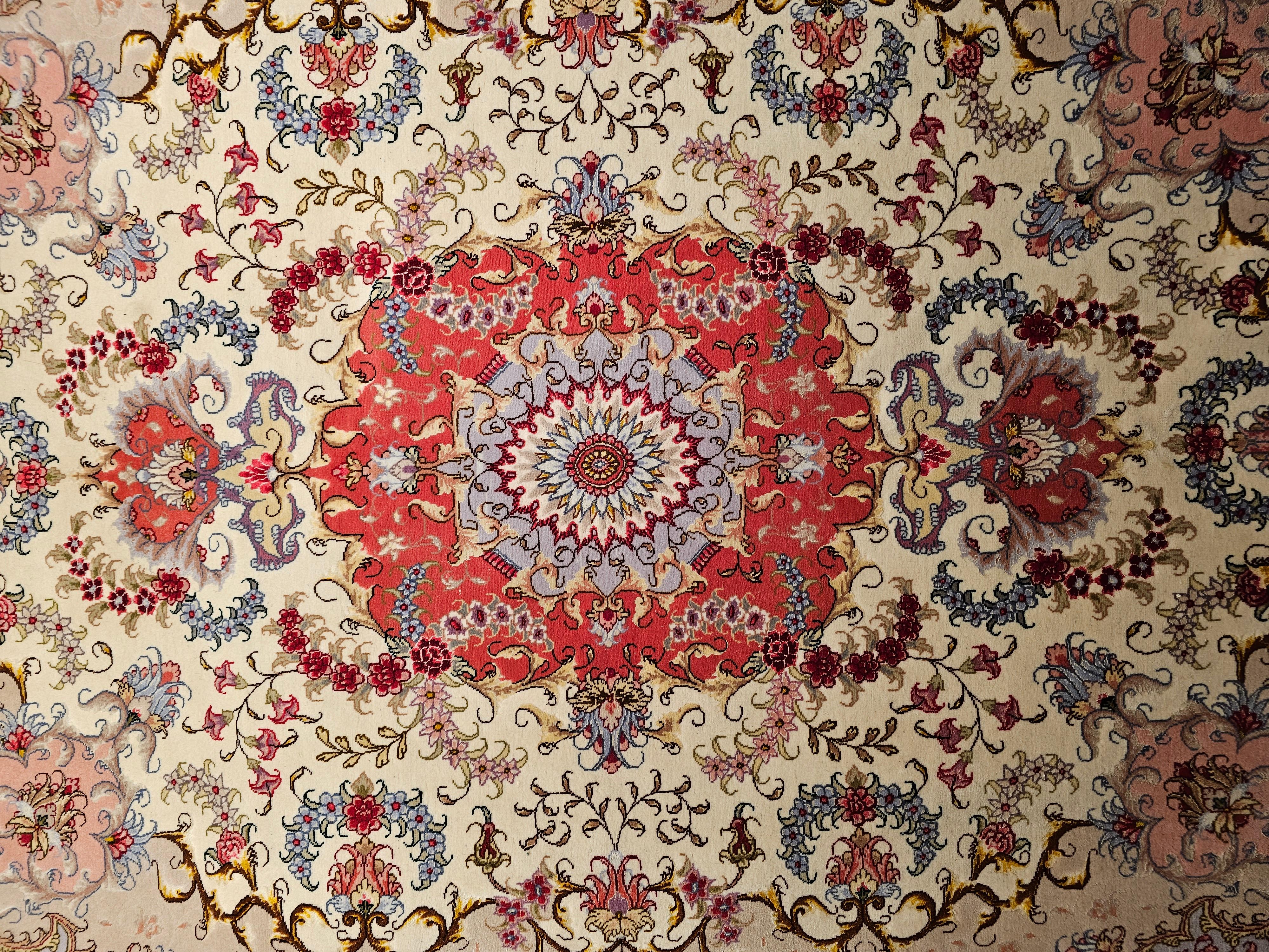 Persischer Täbris-Teppich mit Blumenmuster in Elfenbein, Lachs, Taupe und Blau (Handgeknüpft) im Angebot