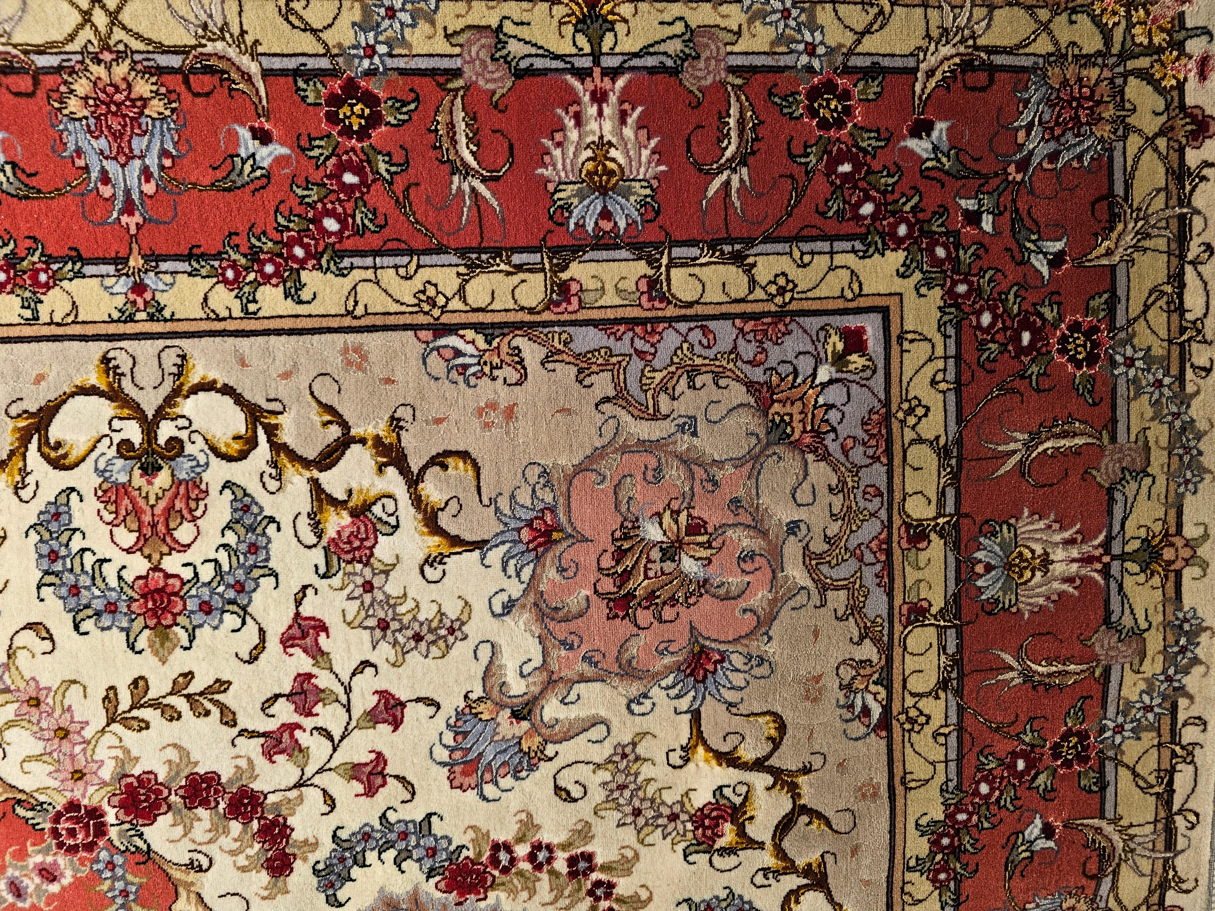 Persischer Täbris-Teppich mit Blumenmuster in Elfenbein, Lachs, Taupe und Blau im Zustand „Hervorragend“ im Angebot in Barrington, IL
