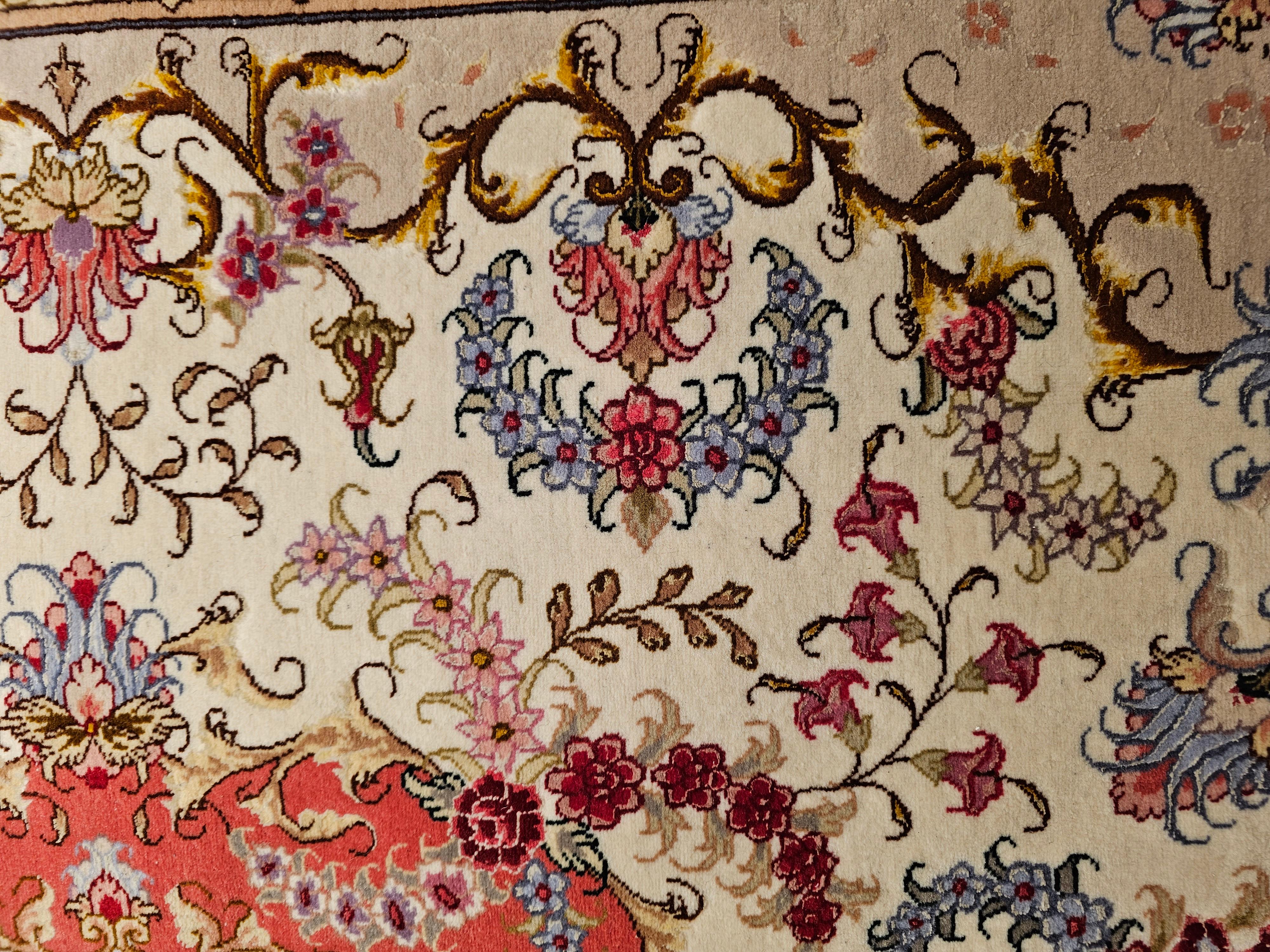 Persischer Täbris-Teppich mit Blumenmuster in Elfenbein, Lachs, Taupe und Blau (20. Jahrhundert) im Angebot