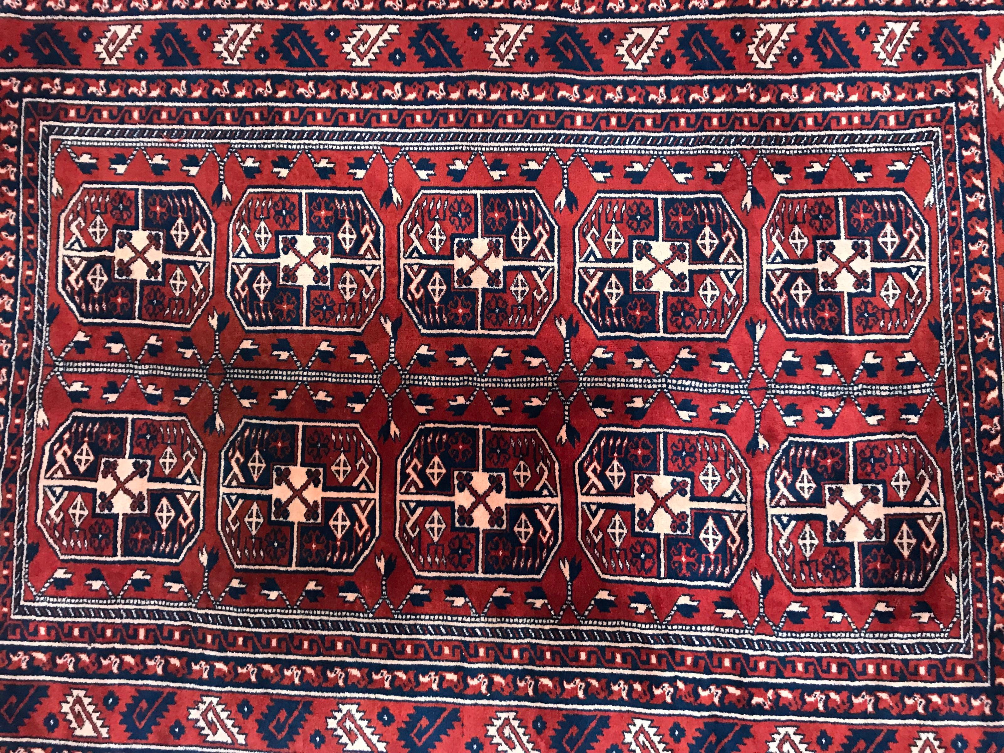 Beautiful 20th century Turkmen Boukhara rug very decorative with nice geometrical design with Boukhara Guls and a red field with blue, finely hand knotted with wool velvet on wool foundation.