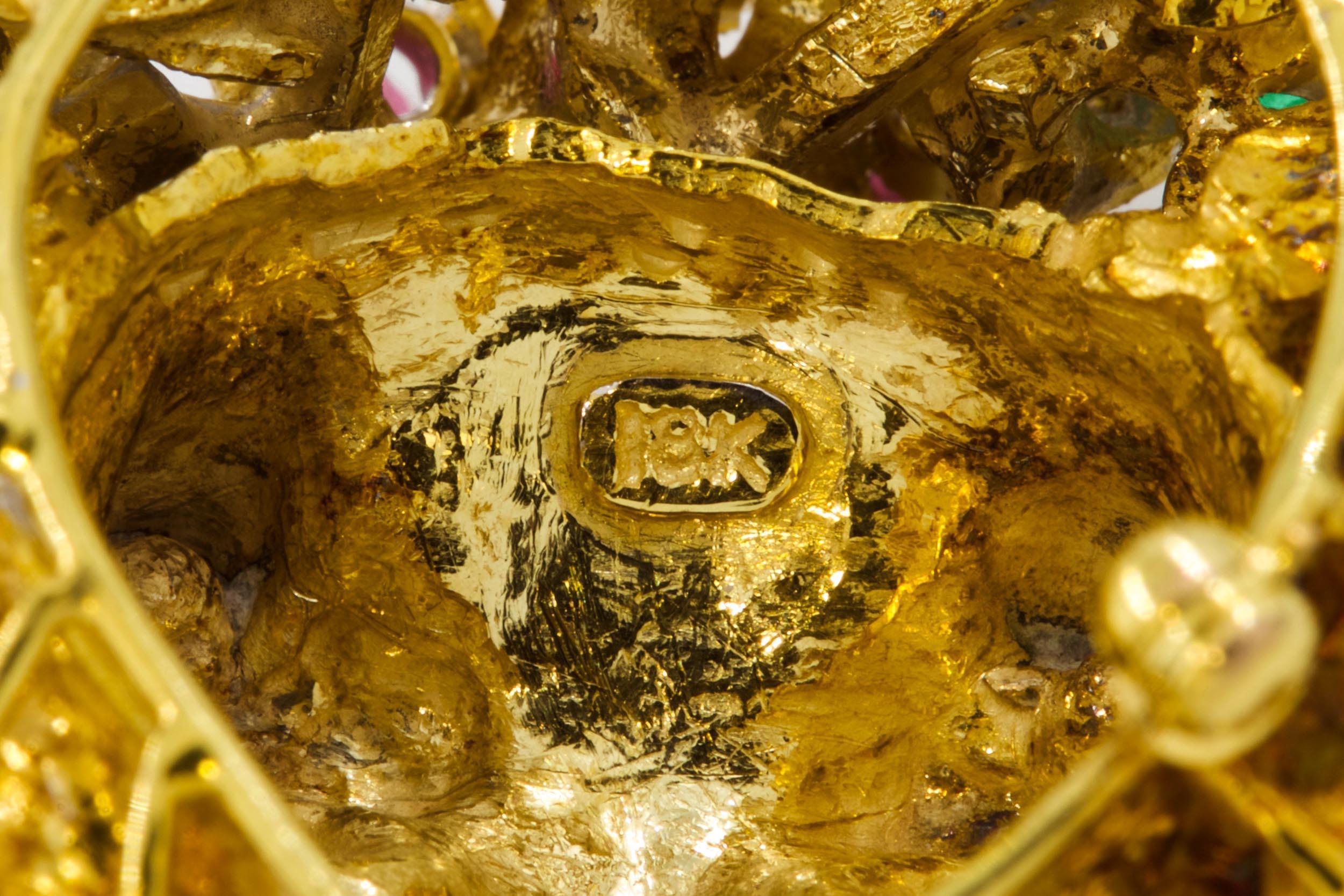 Vintage Finely Sculpted 18K Gold Gemset Lion Brooch 'Converts to Pendant' For Sale 5