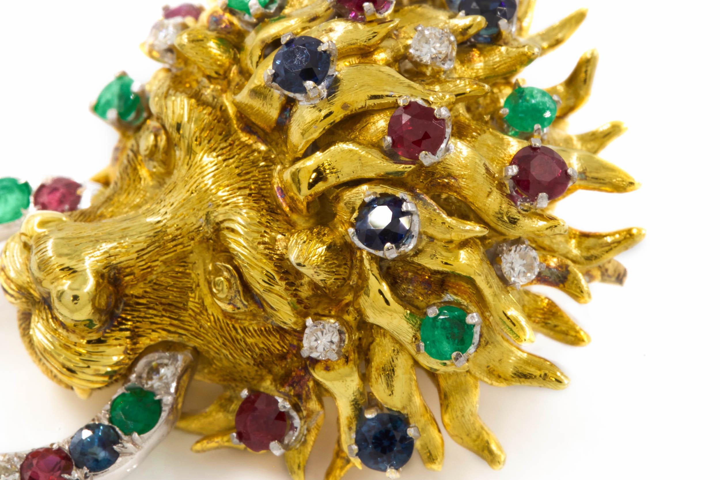 Vintage Finely Sculpted 18K Gold Gemset Lion Brooch 'Converts to Pendant' For Sale 3