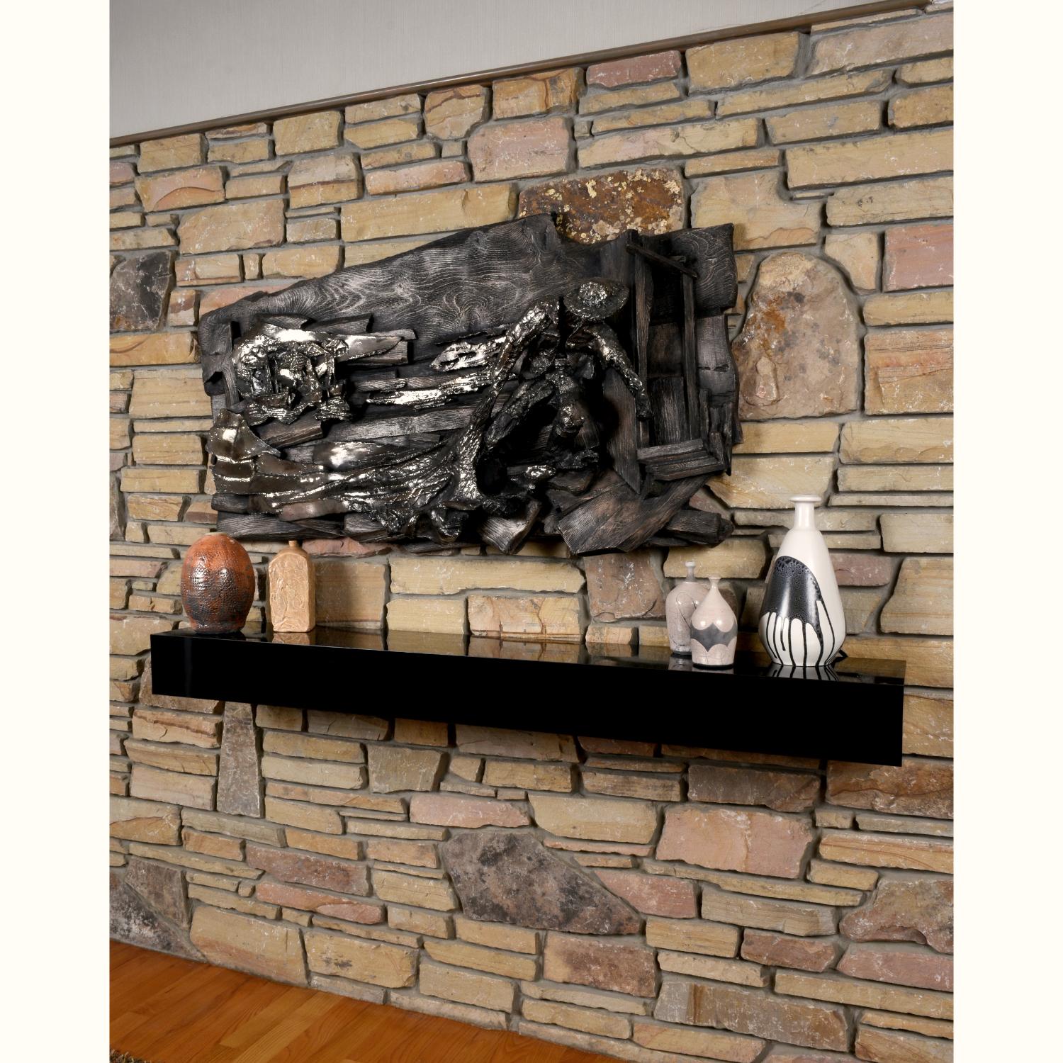 Sculpture murale moderne du milieu du siècle par Finesse Originals. La sculpture en relief en fibre de verre imite l'aspect du métal au premier plan et ressemble à du bois à l'arrière-plan. L'œuvre d'art mural de style brutaliste représente un
