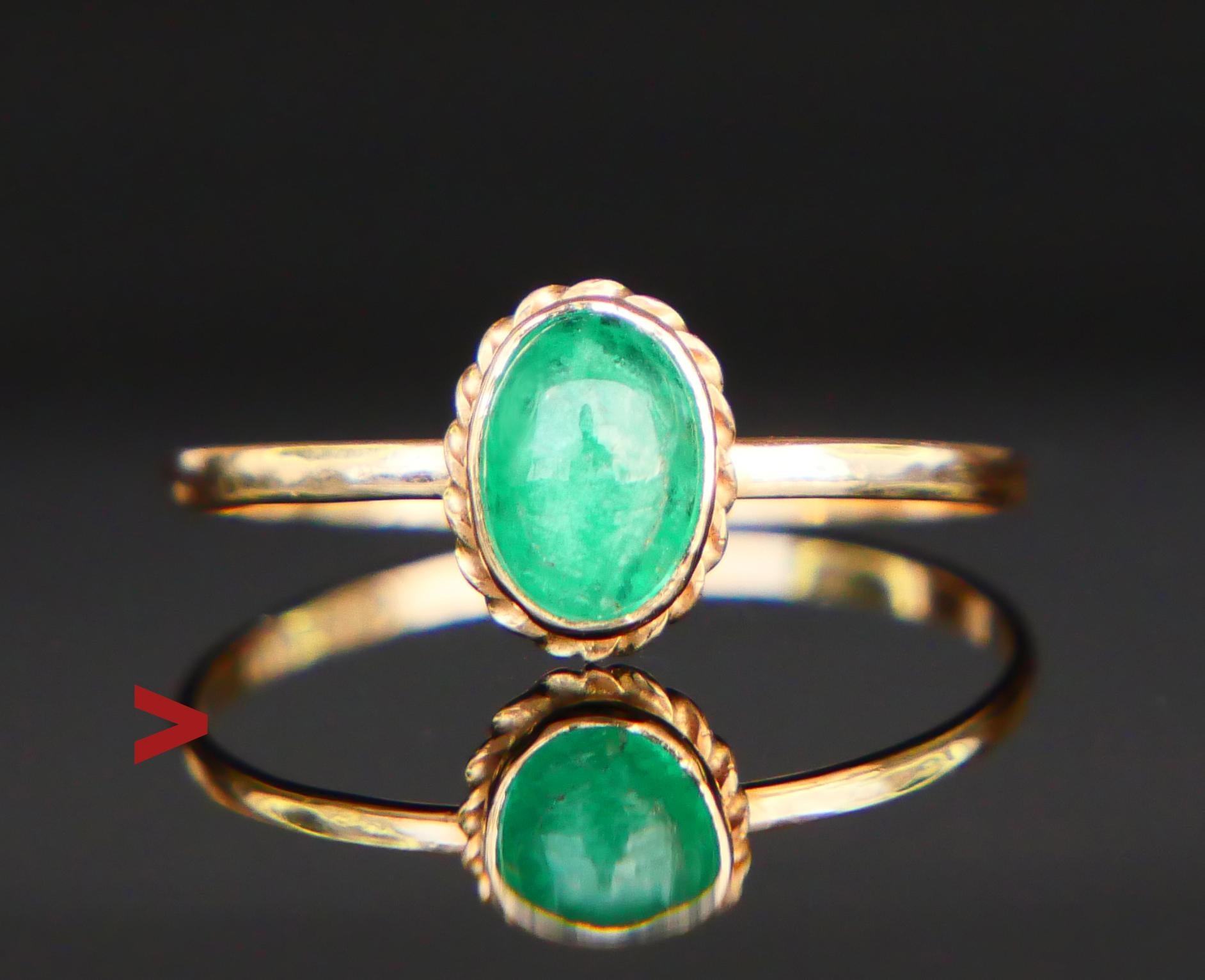 Elegantes Vintage Finish Ring ca 1930er - 1950er Jahre, glatte Band in massivem 14ct Gelbgold + Lünette gefasst natürlichen Cabochon geschliffenen Smaragd Stein der tiefen grünen Farbe 7 mm x 5,5 mm x 3 mm tief / ca. 1 ct
Der Stein weist unter