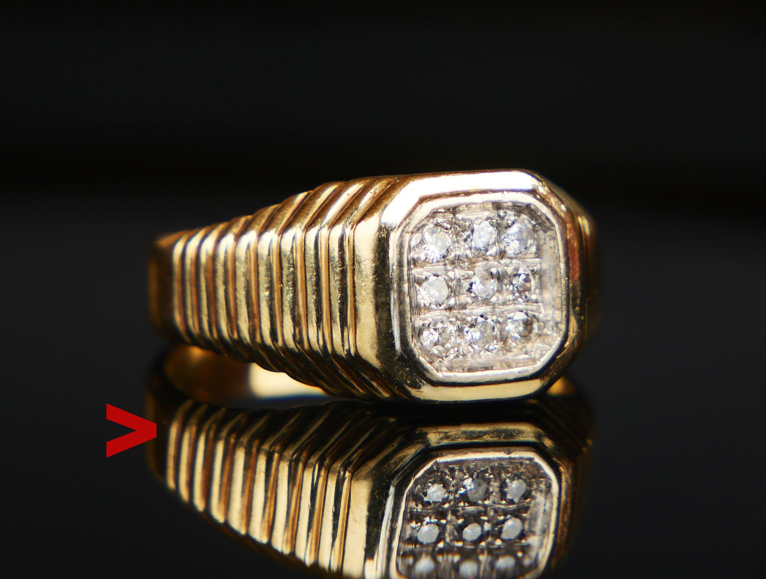 Anillo de tipo unisex con acabado vintage, banda de oro amarillo macizo de 14 quilates con nueve diamantes talla diamante antiguo engastados en racimos de oro blanco. 
Cada Diamante Ø 1,75 mm / 0,025ct , total ca. 0,22 ct. Color ca. F,G ; VS.  Todas