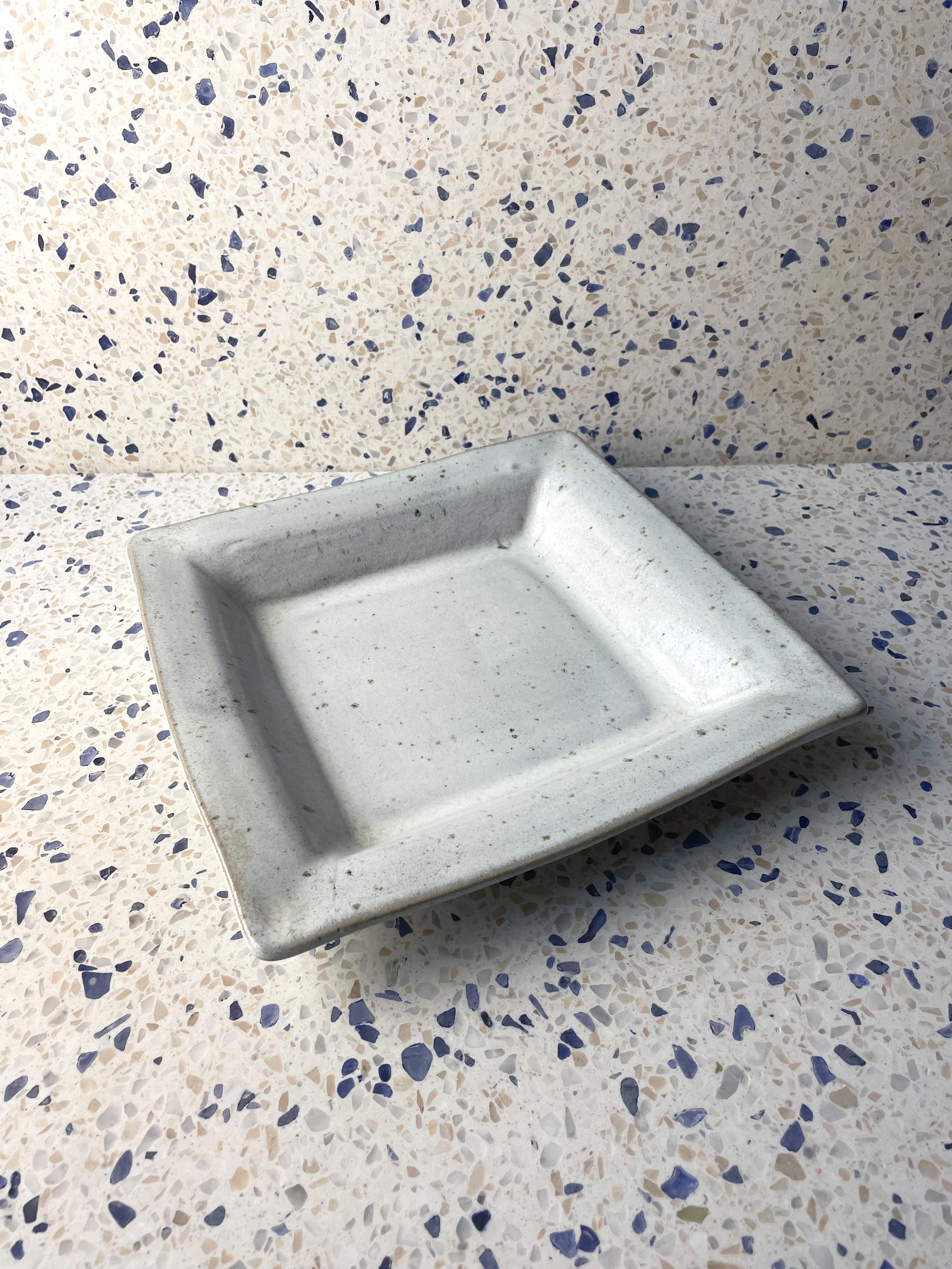 Vernissé Assiette carrée en céramique gris clair Lynggaard, années 1960 en vente
