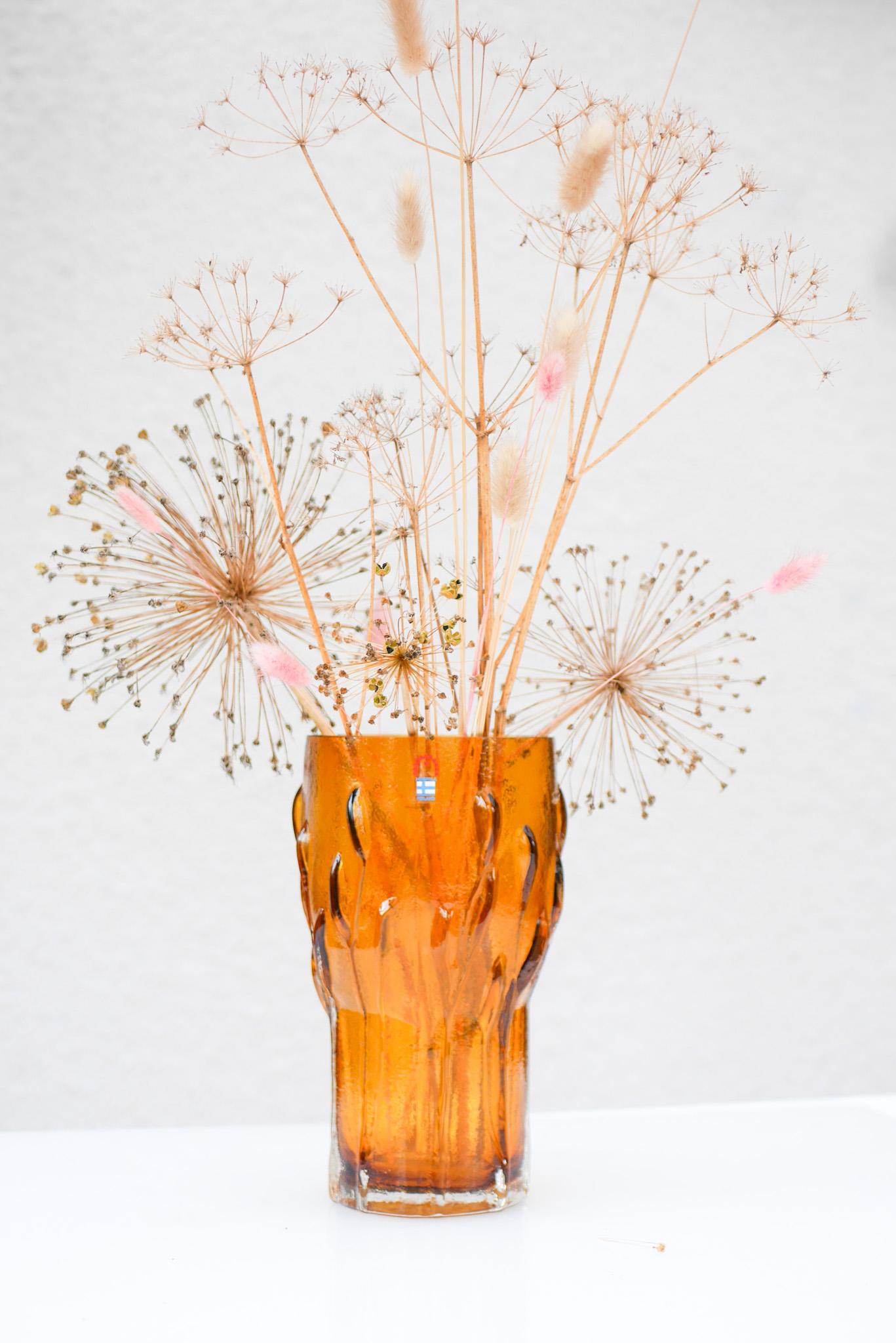 Un grazioso vaso di vetro vintage piuttosto grande realizzato dal talentuoso Kaj Blomqvist, noto come 