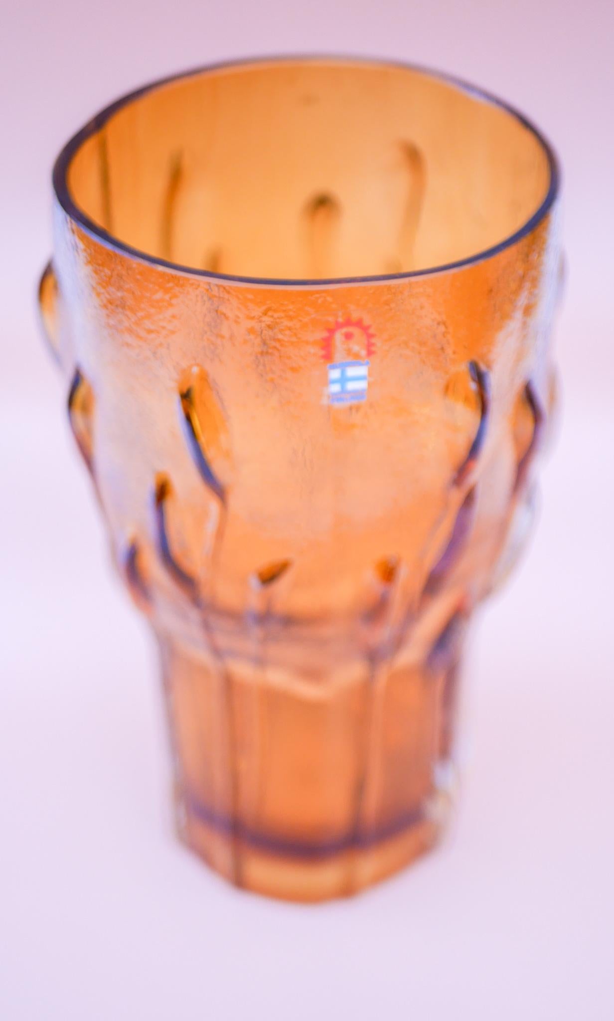 Finlandese Vaso in vetro artistico finlandese d'epoca di Kaj Blomqvist per Humppila, Finlandia in vendita