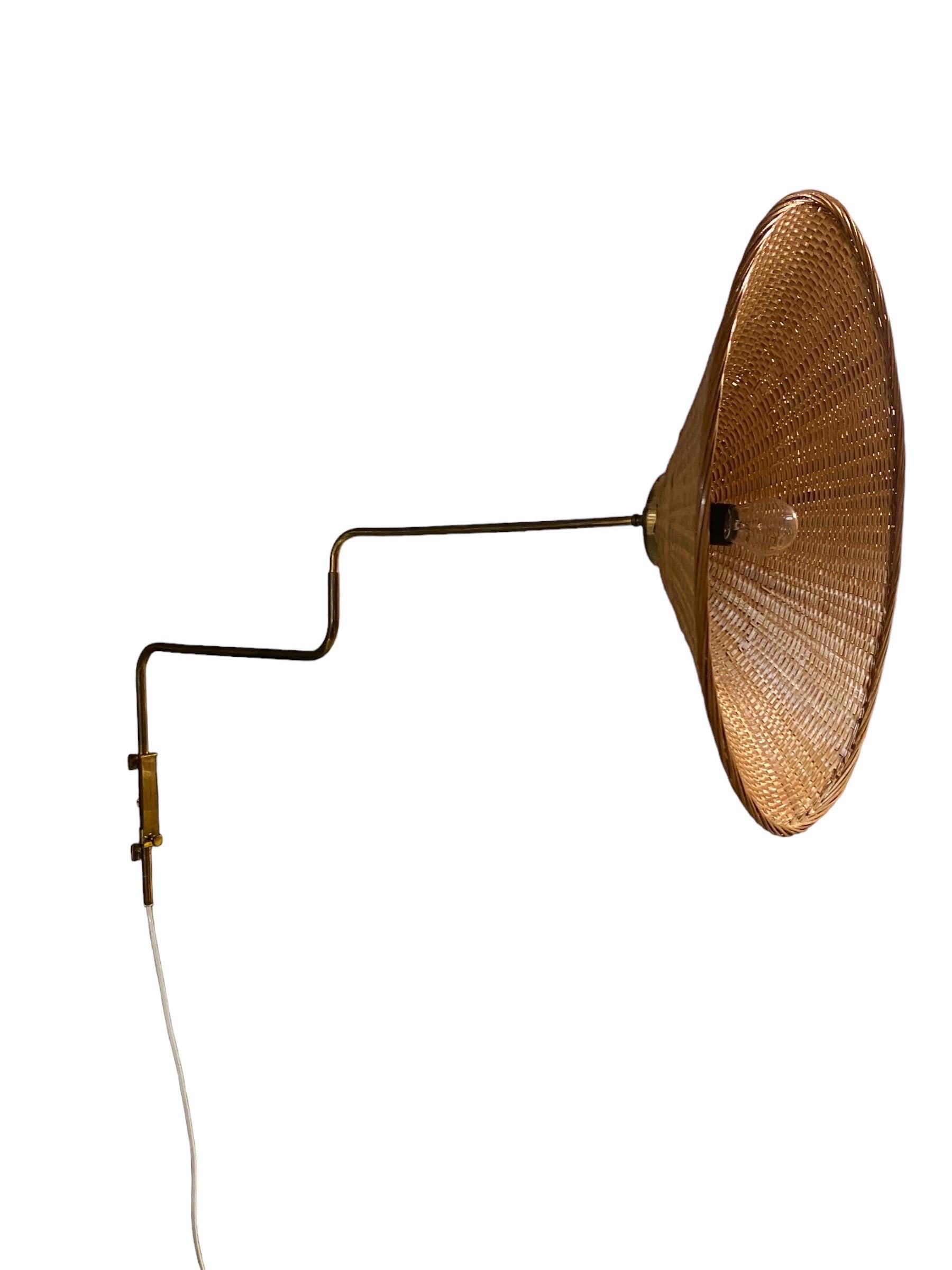 Lampada da parete regolabile di design finlandese vintage in ottone e vimini, Valinte 1950s in vendita 3