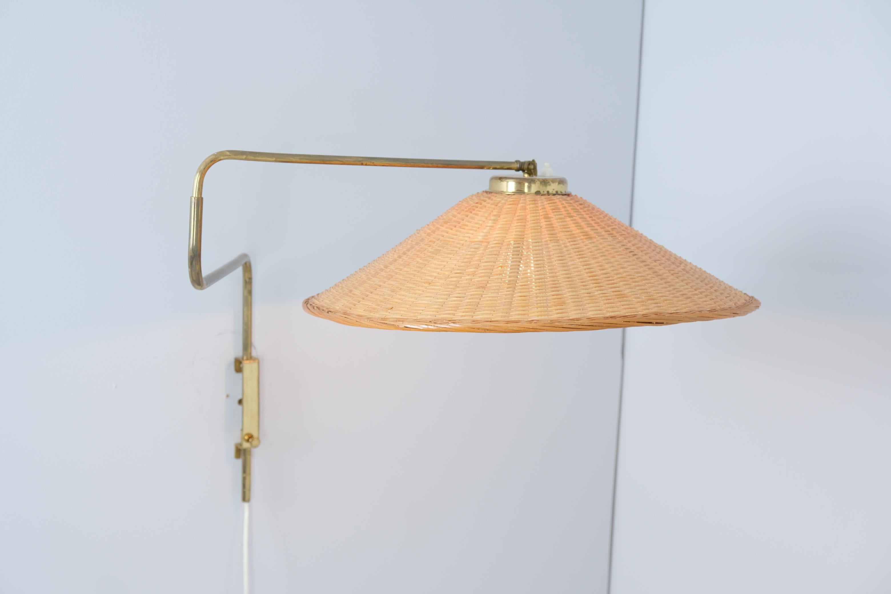 Lámpara de pared ajustable de diseño finlandés vintage en latón y mimbre, Valinte Años 50 mediados del siglo XX en venta