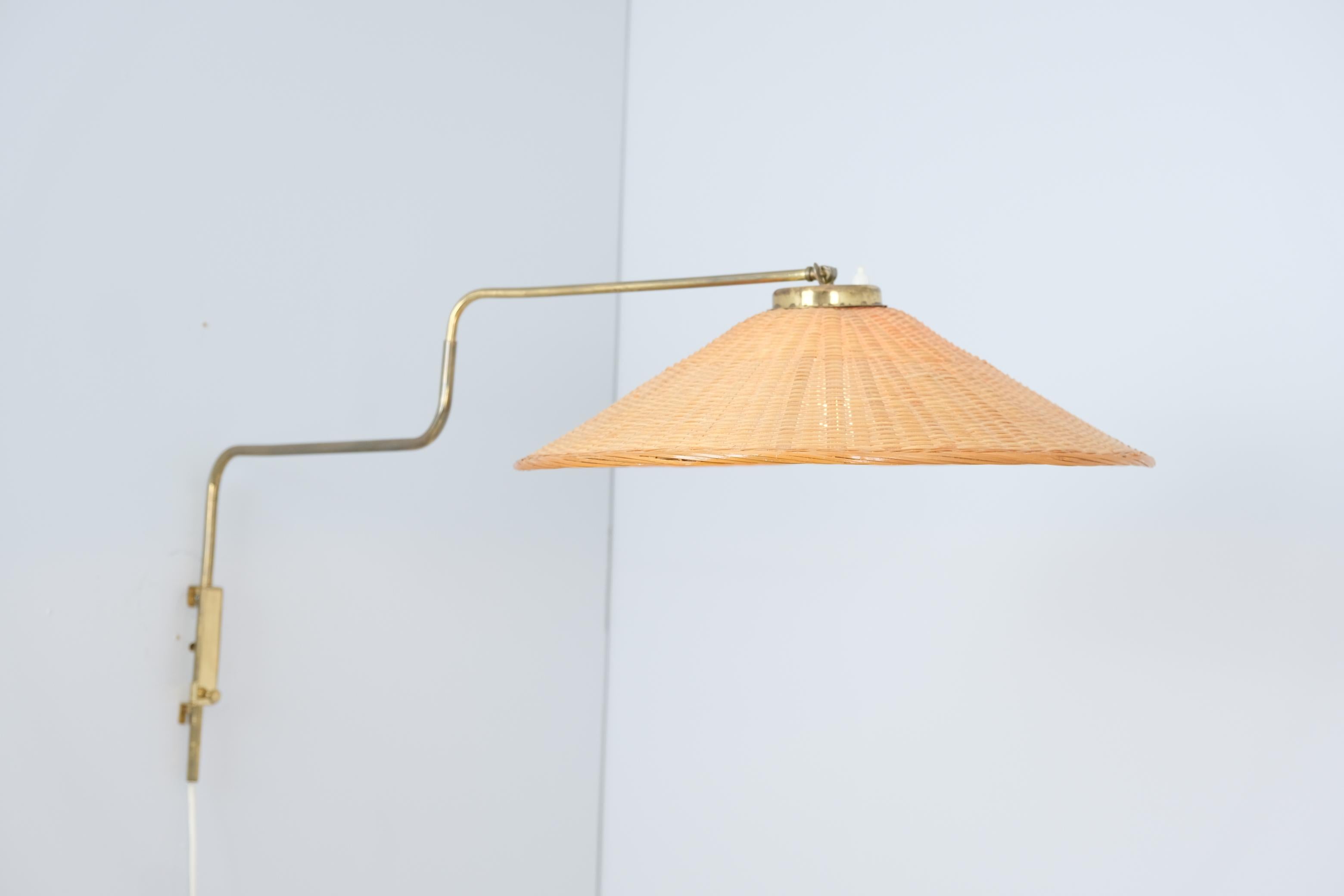 Lámpara de pared ajustable de diseño finlandés vintage en latón y mimbre, Valinte Años 50 Latón en venta
