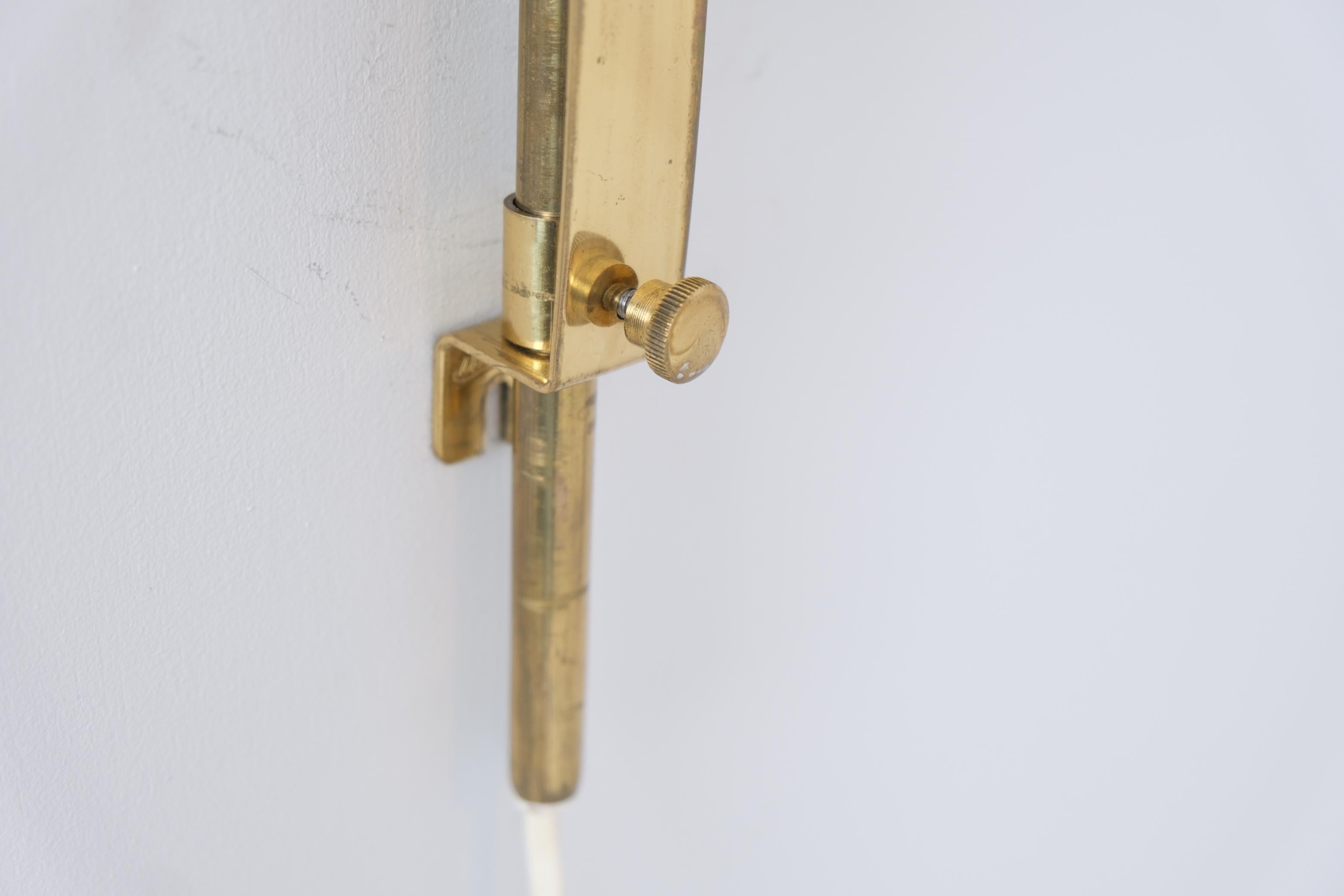 Lámpara de pared ajustable de diseño finlandés vintage en latón y mimbre, Valinte Años 50 en venta 1