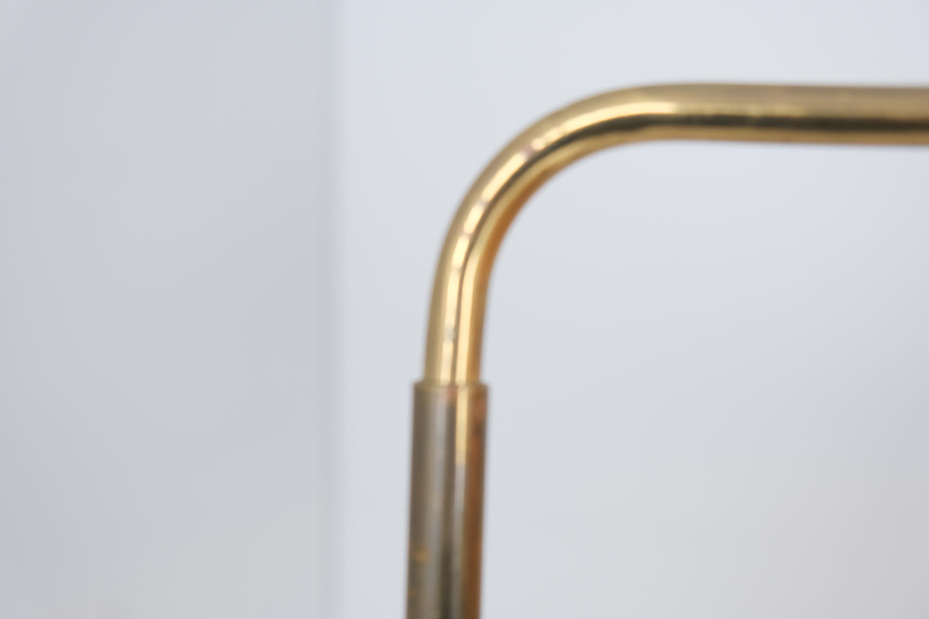 Lámpara de pared ajustable de diseño finlandés vintage en latón y mimbre, Valinte Años 50 en venta 2