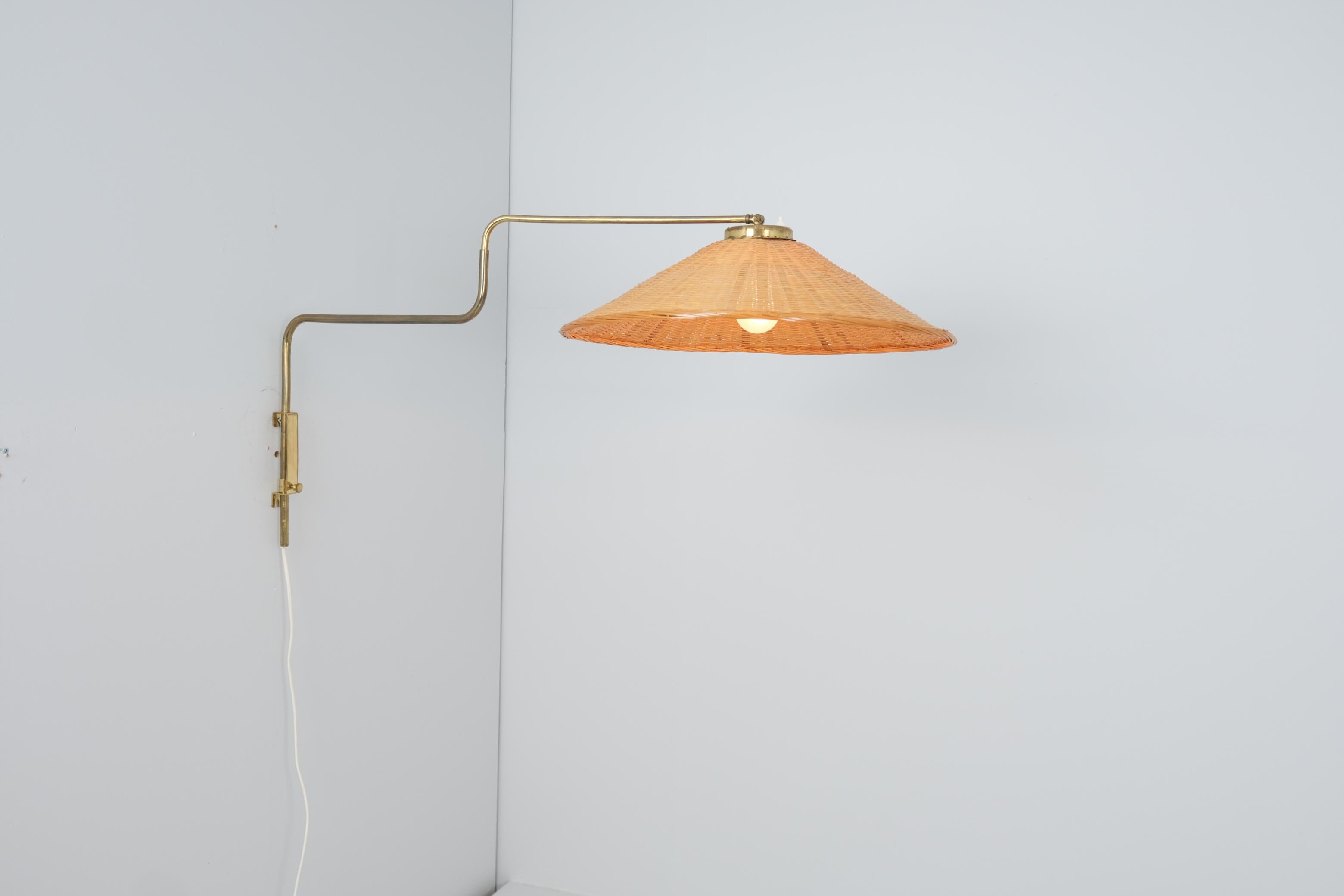 Lámpara de pared ajustable de diseño finlandés vintage en latón y mimbre, Valinte Años 50 en venta 4
