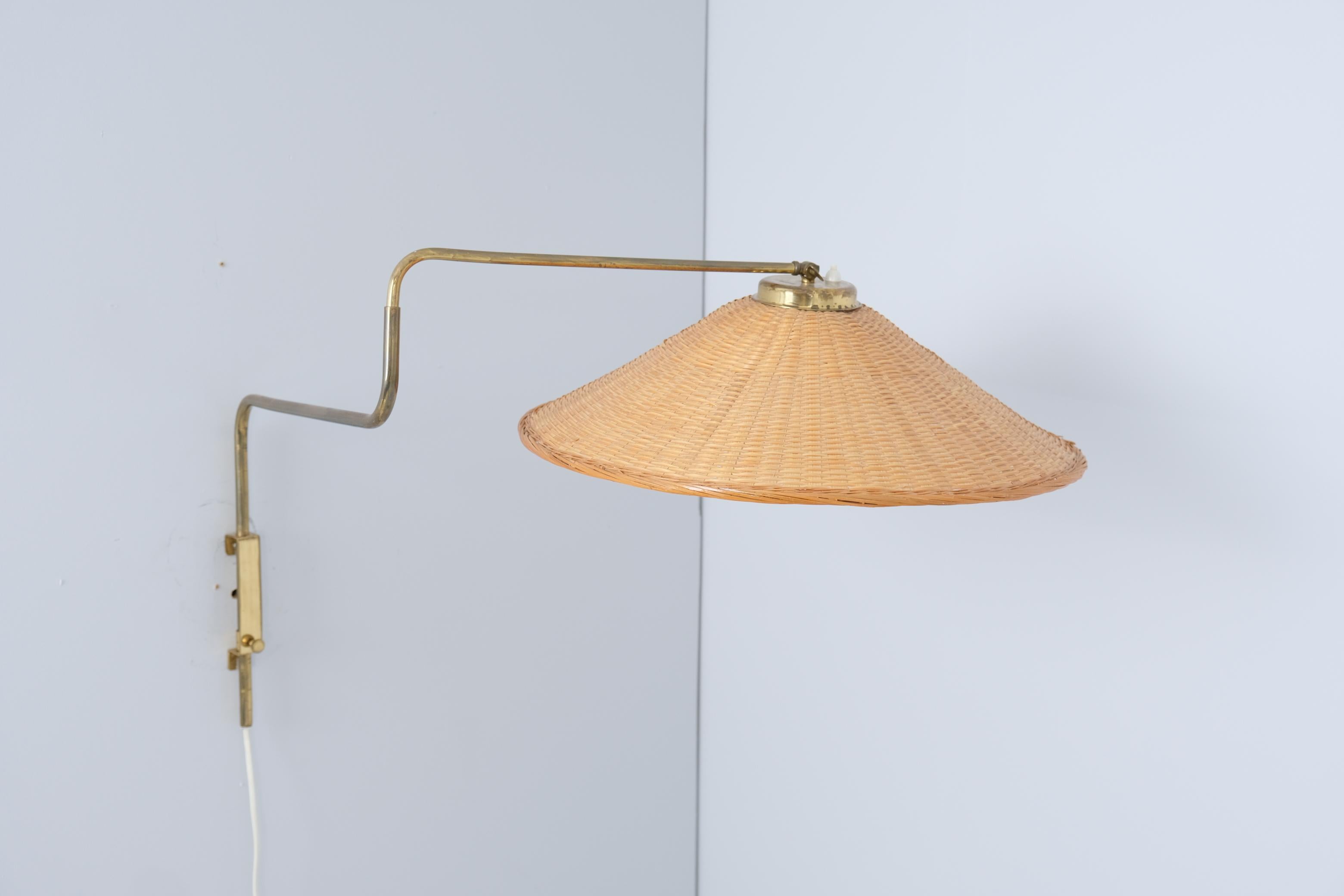 Lámpara de pared ajustable de diseño finlandés vintage en latón y mimbre, Valinte Años 50 en venta 5