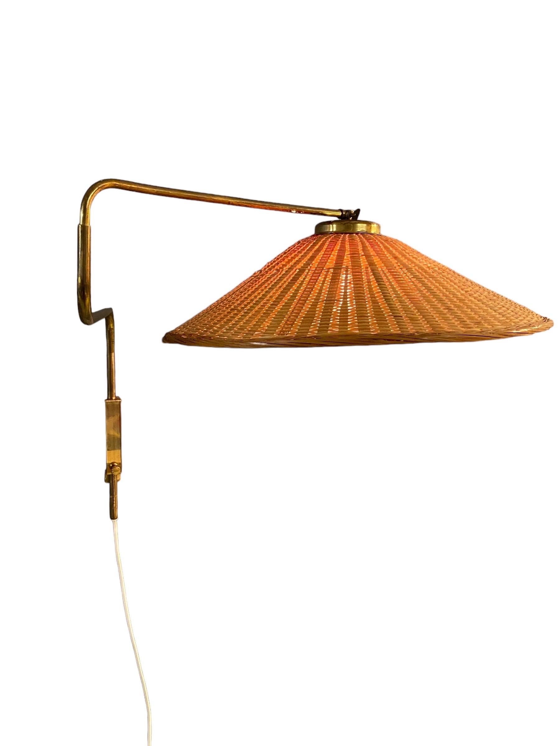 Mid-Century moderno Lampada da parete regolabile di design finlandese vintage in ottone e vimini, Valinte 1950s in vendita
