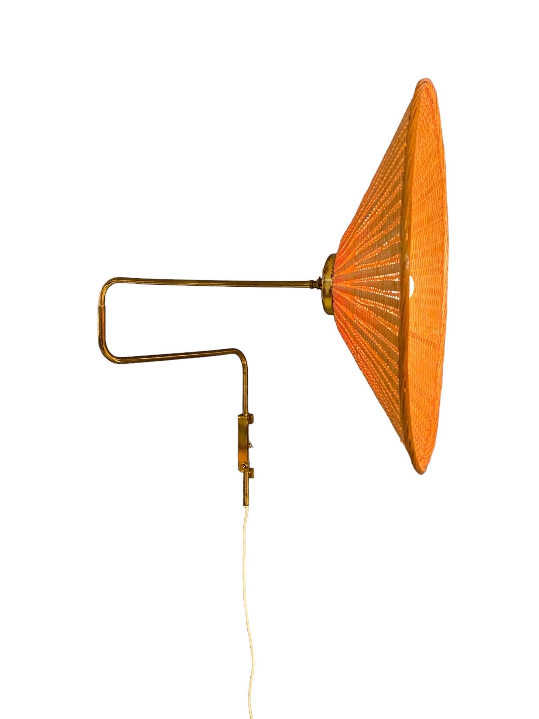 Finlandese Lampada da parete regolabile di design finlandese vintage in ottone e vimini, Valinte 1950s in vendita