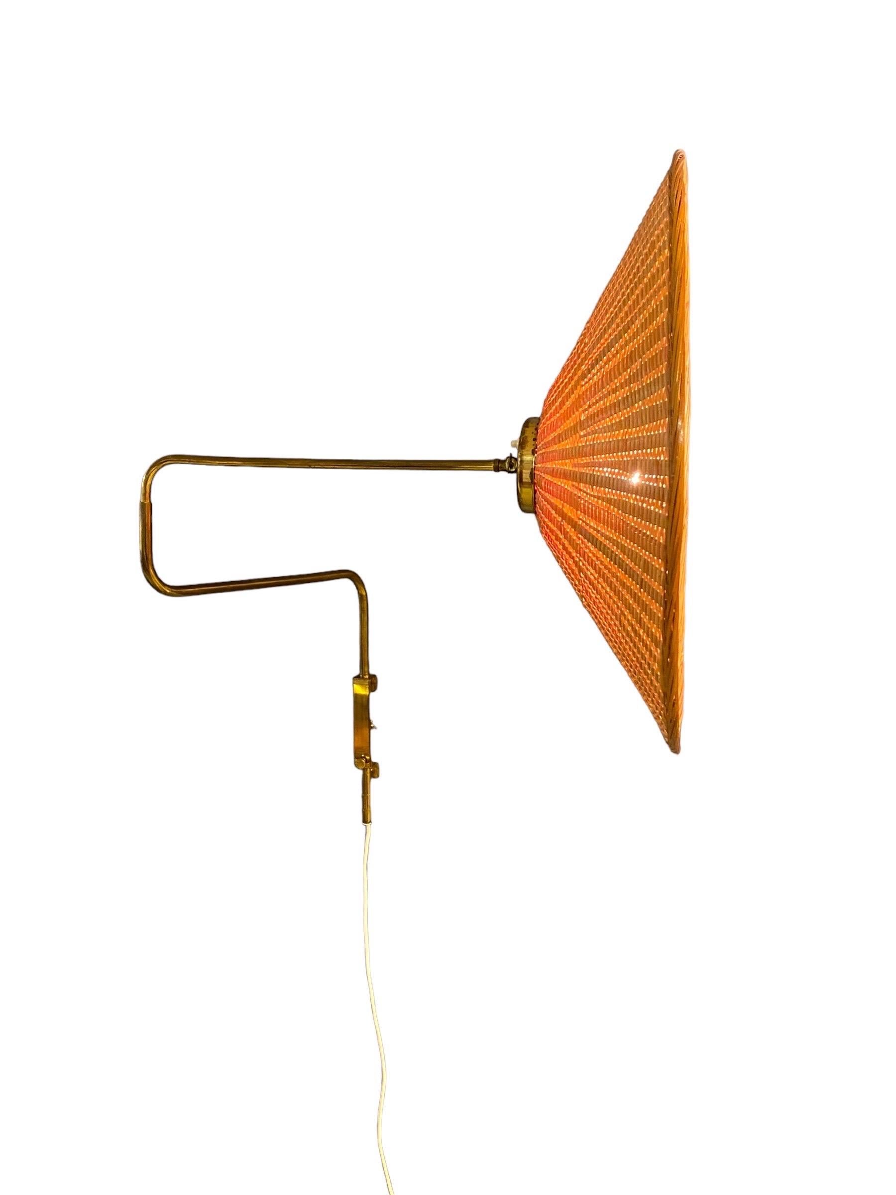 Lampada da parete regolabile di design finlandese vintage in ottone e vimini, Valinte 1950s In condizioni buone in vendita a Helsinki, FI