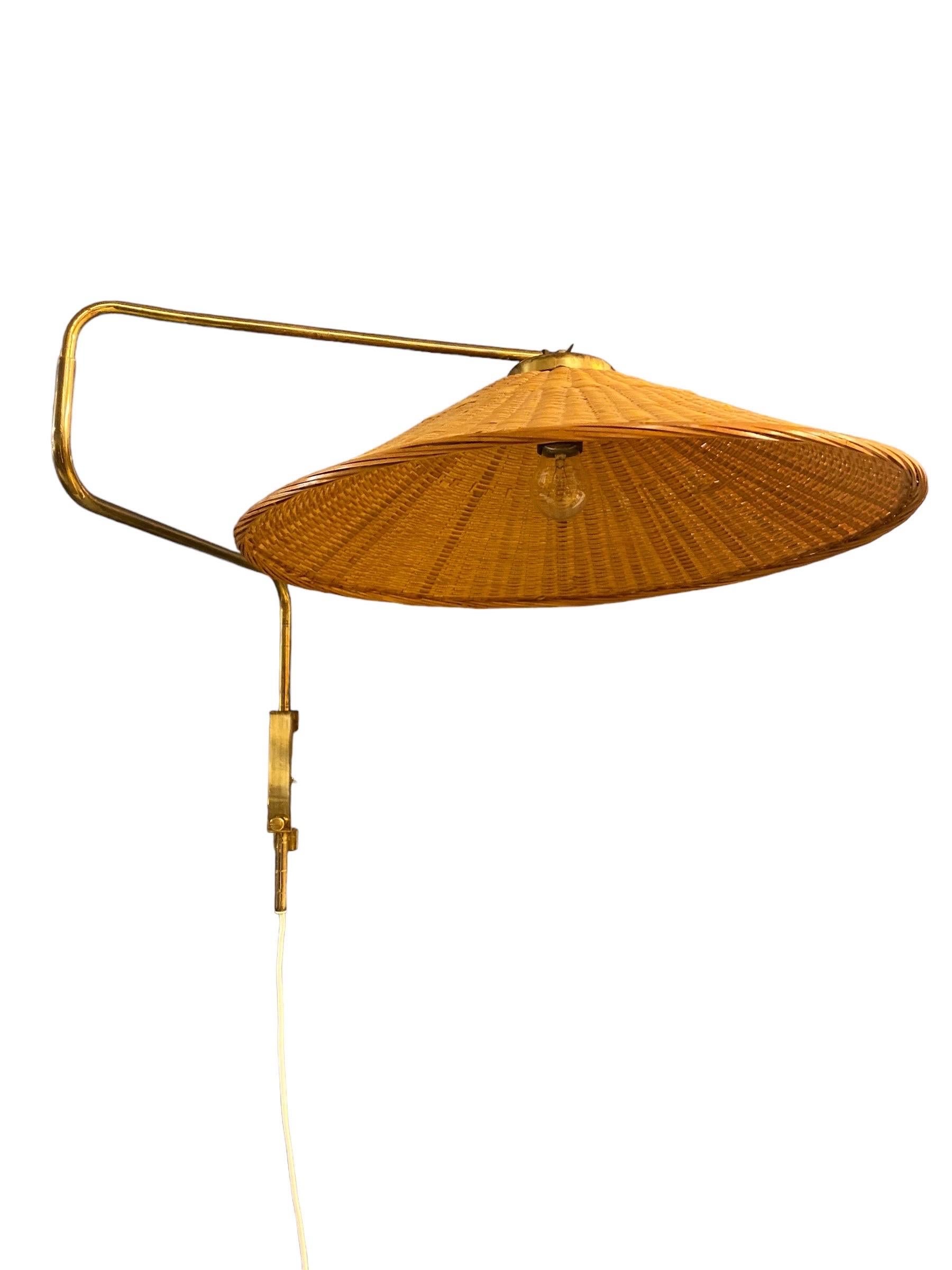 Metà XX secolo Lampada da parete regolabile di design finlandese vintage in ottone e vimini, Valinte 1950s in vendita