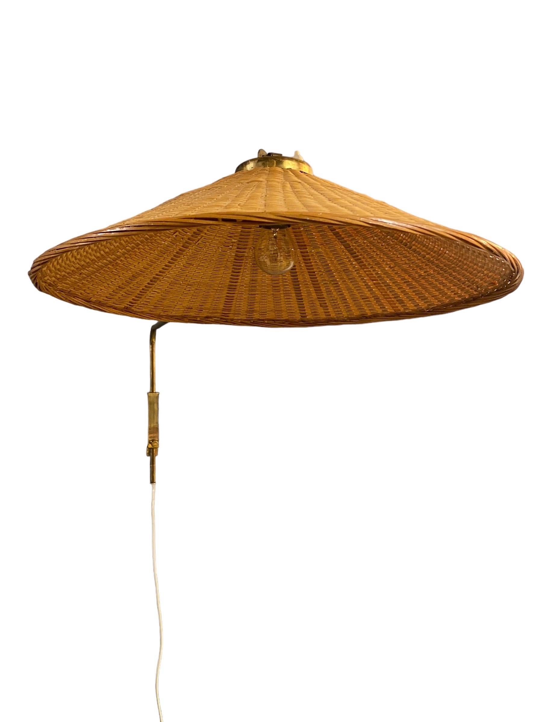 Ottone Lampada da parete regolabile di design finlandese vintage in ottone e vimini, Valinte 1950s in vendita