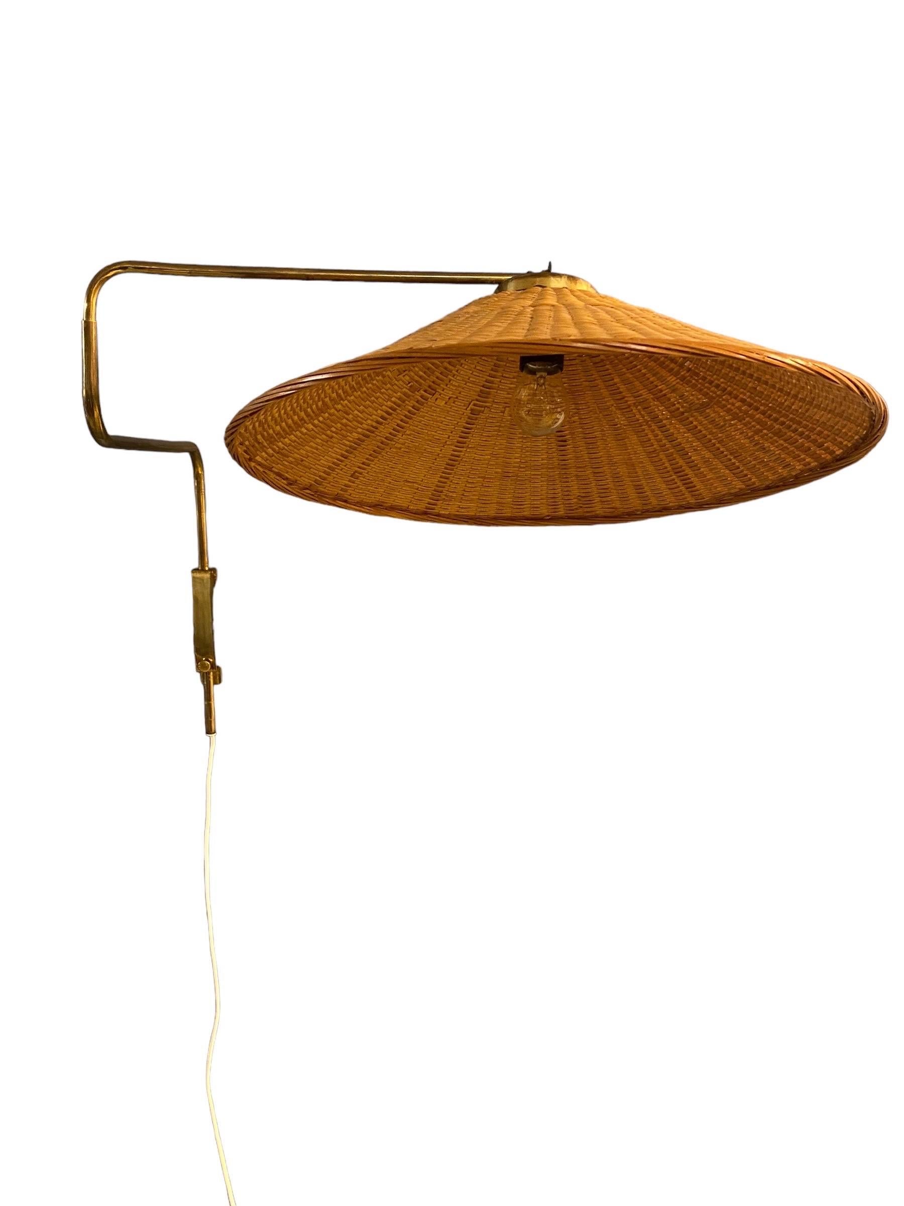 Lampada da parete regolabile di design finlandese vintage in ottone e vimini, Valinte 1950s in vendita 1
