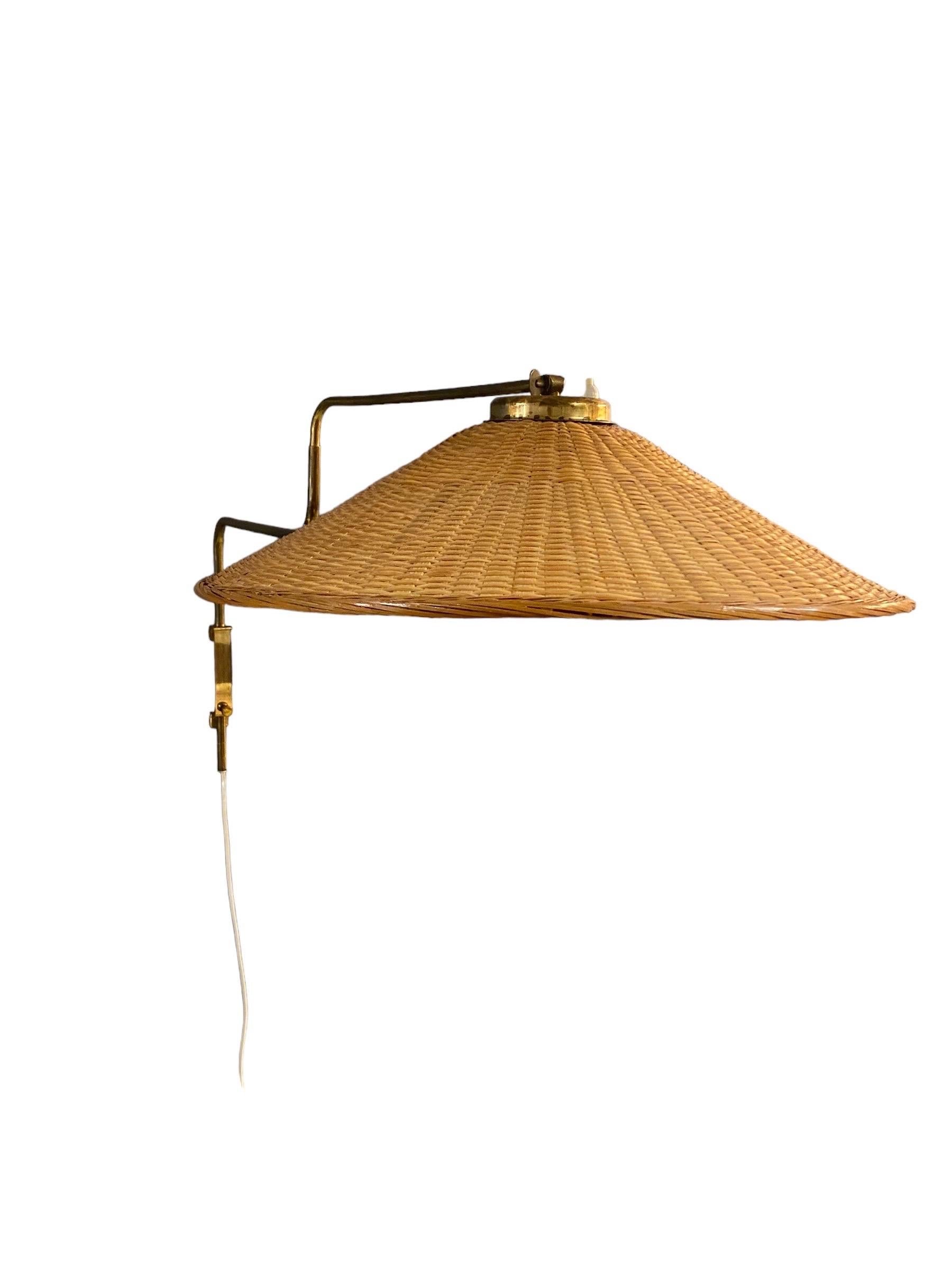 Lampada da parete regolabile di design finlandese vintage in ottone e vimini, Valinte 1950s in vendita 2