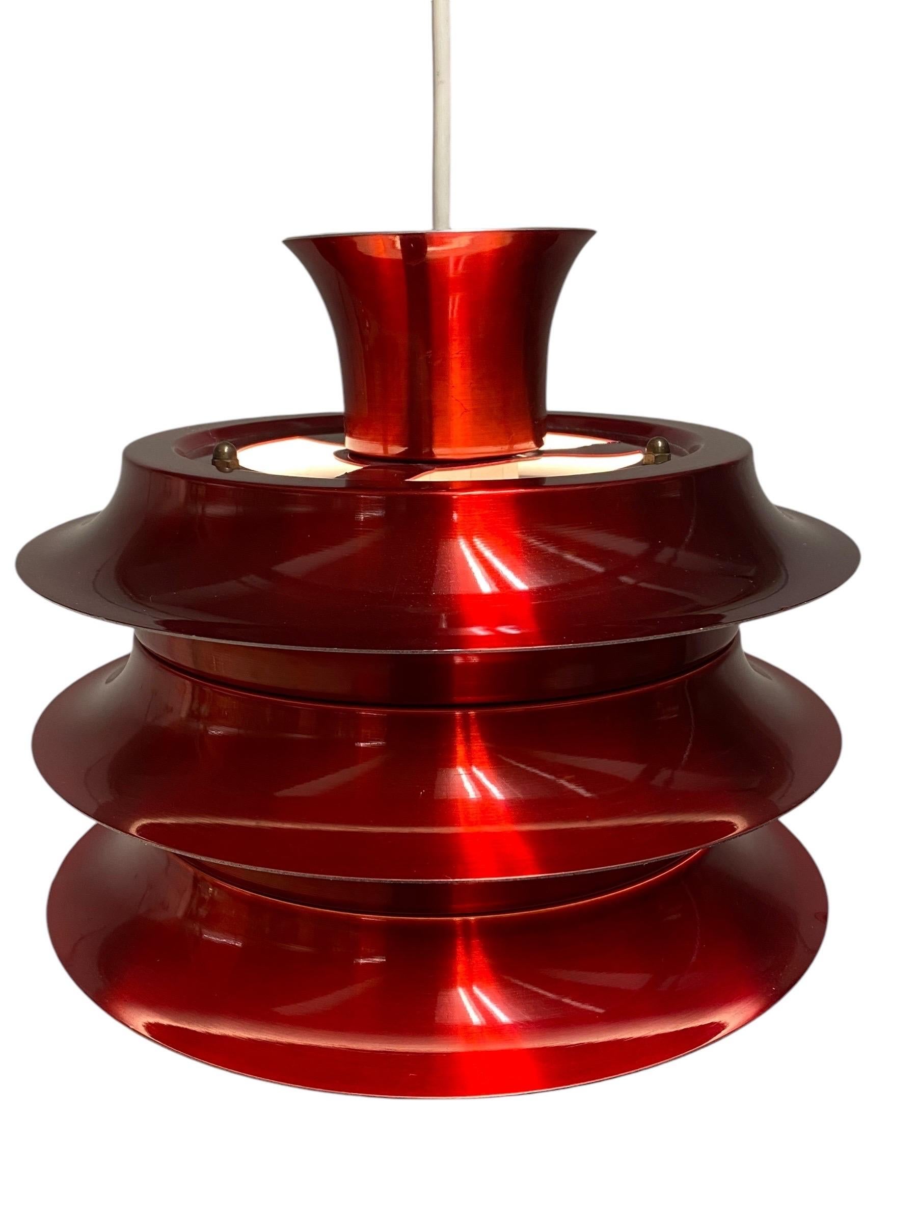 Mid-Century moderno Lampada da soffitto a strati dal design finlandese vintage, rosso lucido, Attr. Kai Kai 1960 in vendita