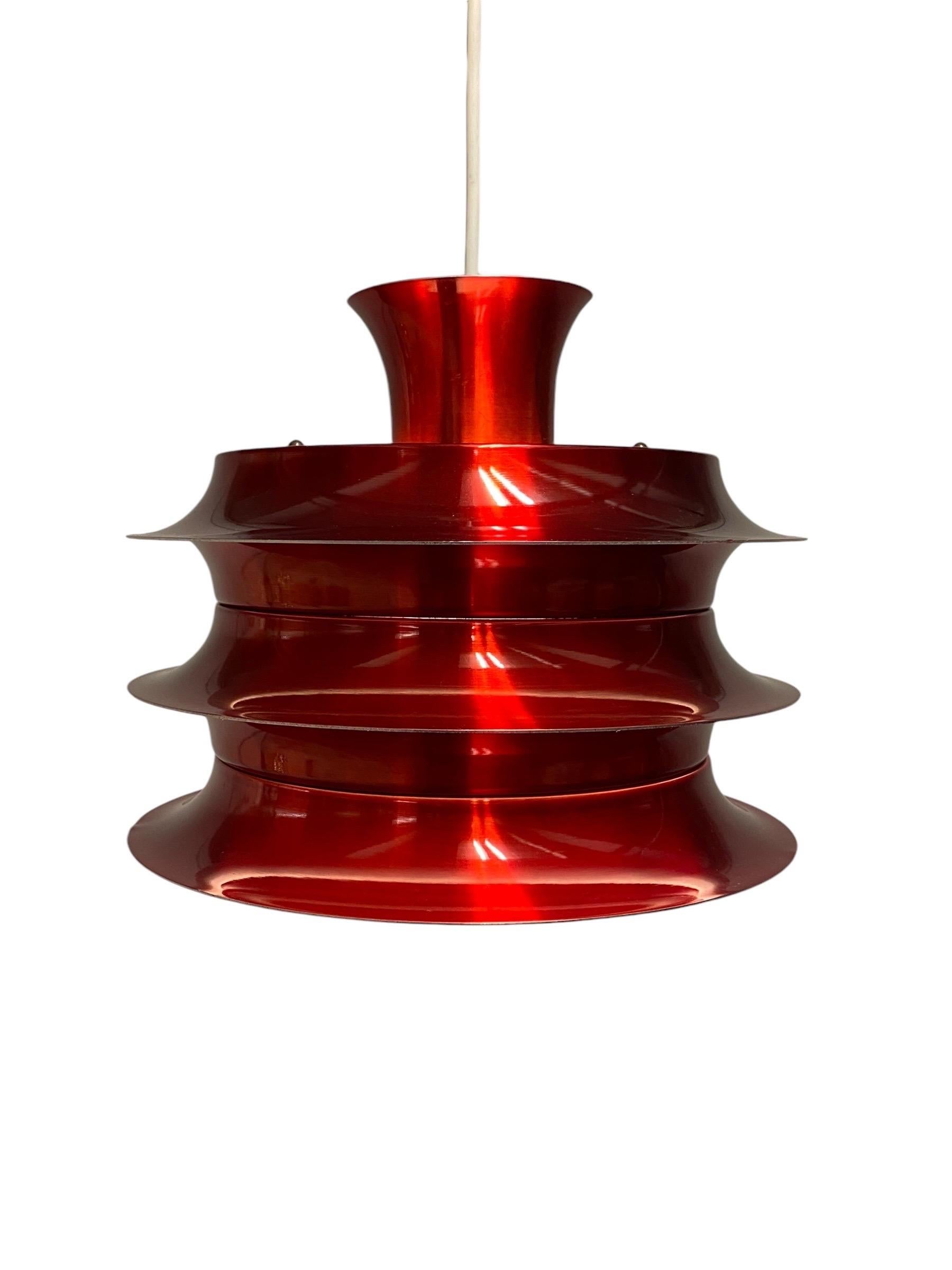 Finlandese Lampada da soffitto a strati dal design finlandese vintage, rosso lucido, Attr. Kai Kai 1960 in vendita