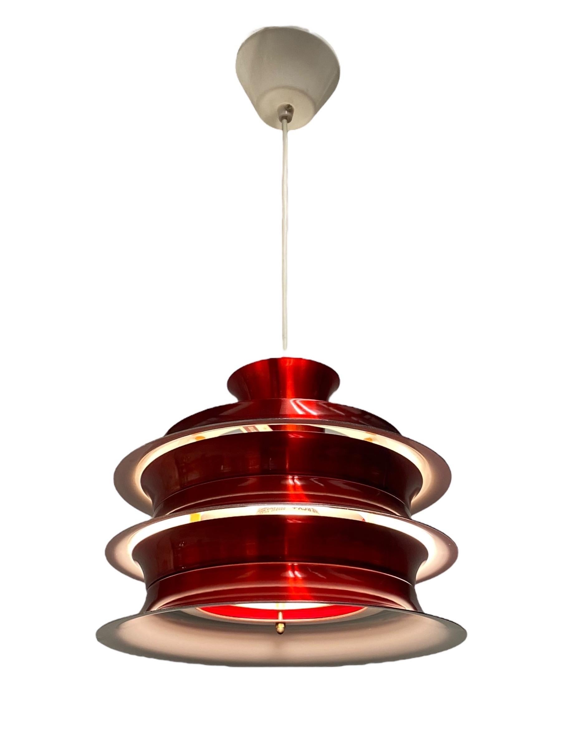 Lampada da soffitto a strati dal design finlandese vintage, rosso lucido, Attr. Kai Kai 1960 In condizioni buone in vendita a Helsinki, FI