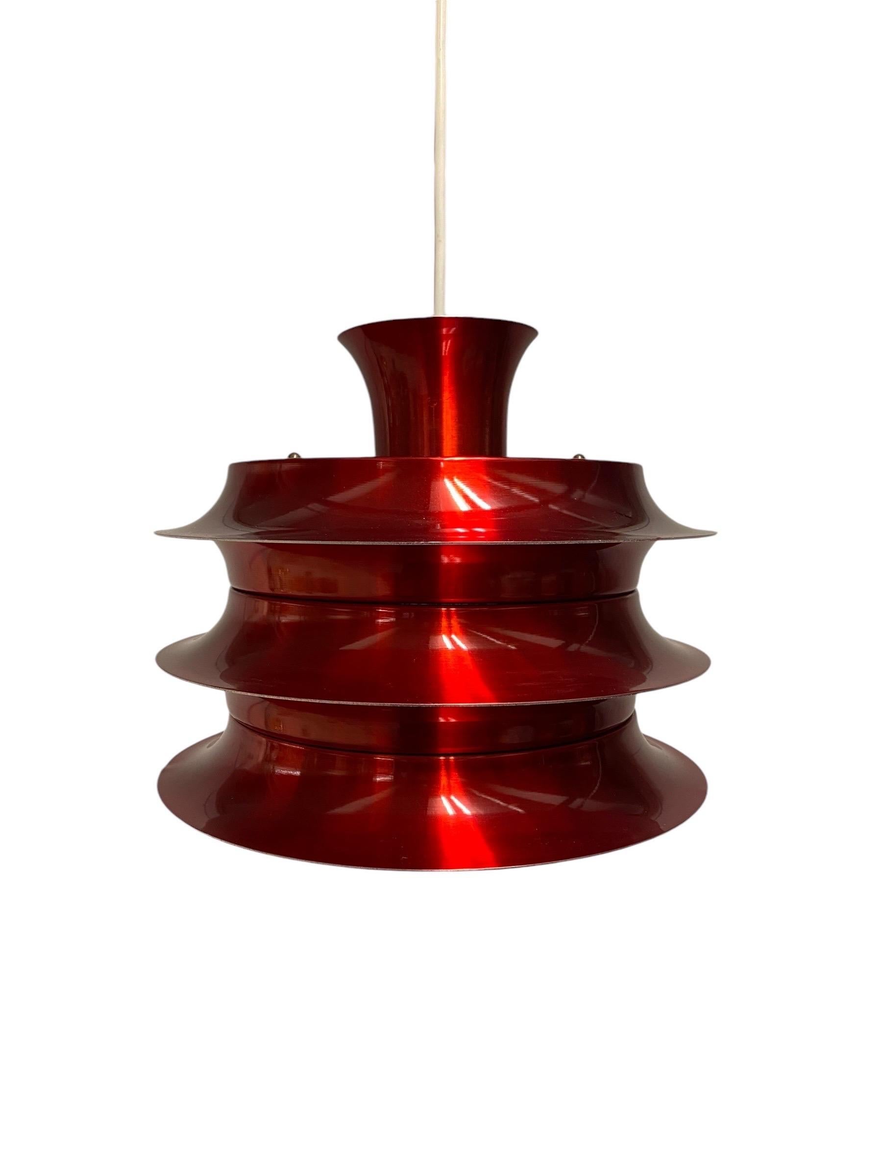 Metà XX secolo Lampada da soffitto a strati dal design finlandese vintage, rosso lucido, Attr. Kai Kai 1960 in vendita