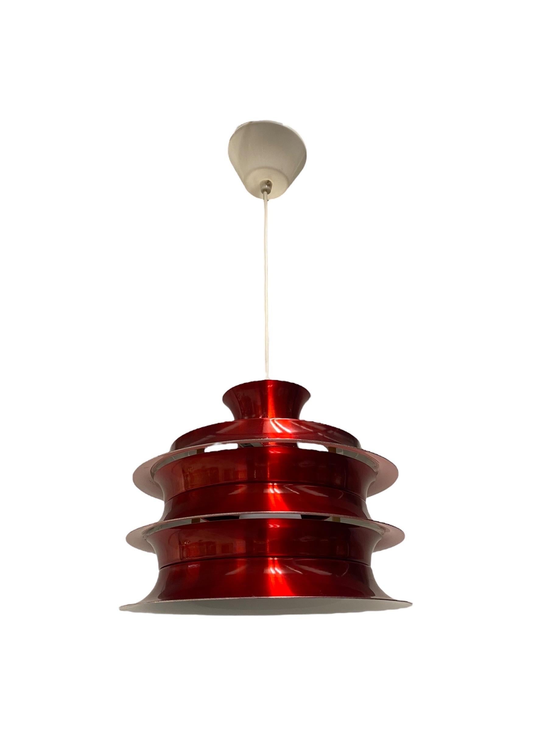 Metallo Lampada da soffitto a strati dal design finlandese vintage, rosso lucido, Attr. Kai Kai 1960 in vendita