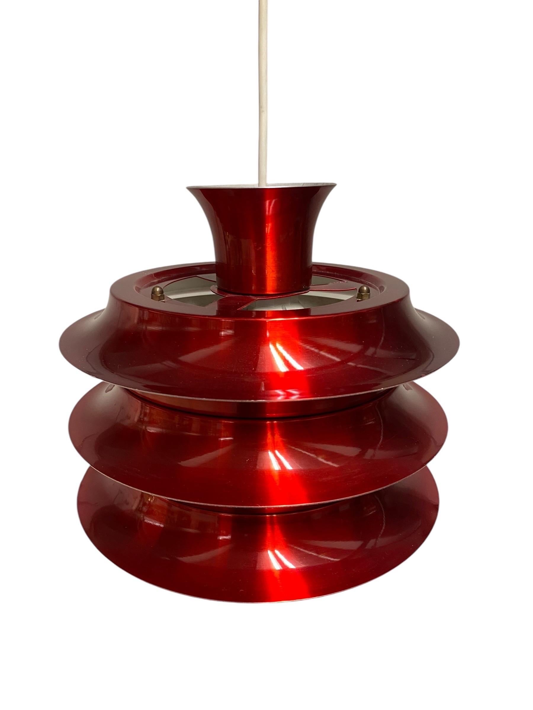 Lampada da soffitto a strati dal design finlandese vintage, rosso lucido, Attr. Kai Kai 1960 in vendita 1