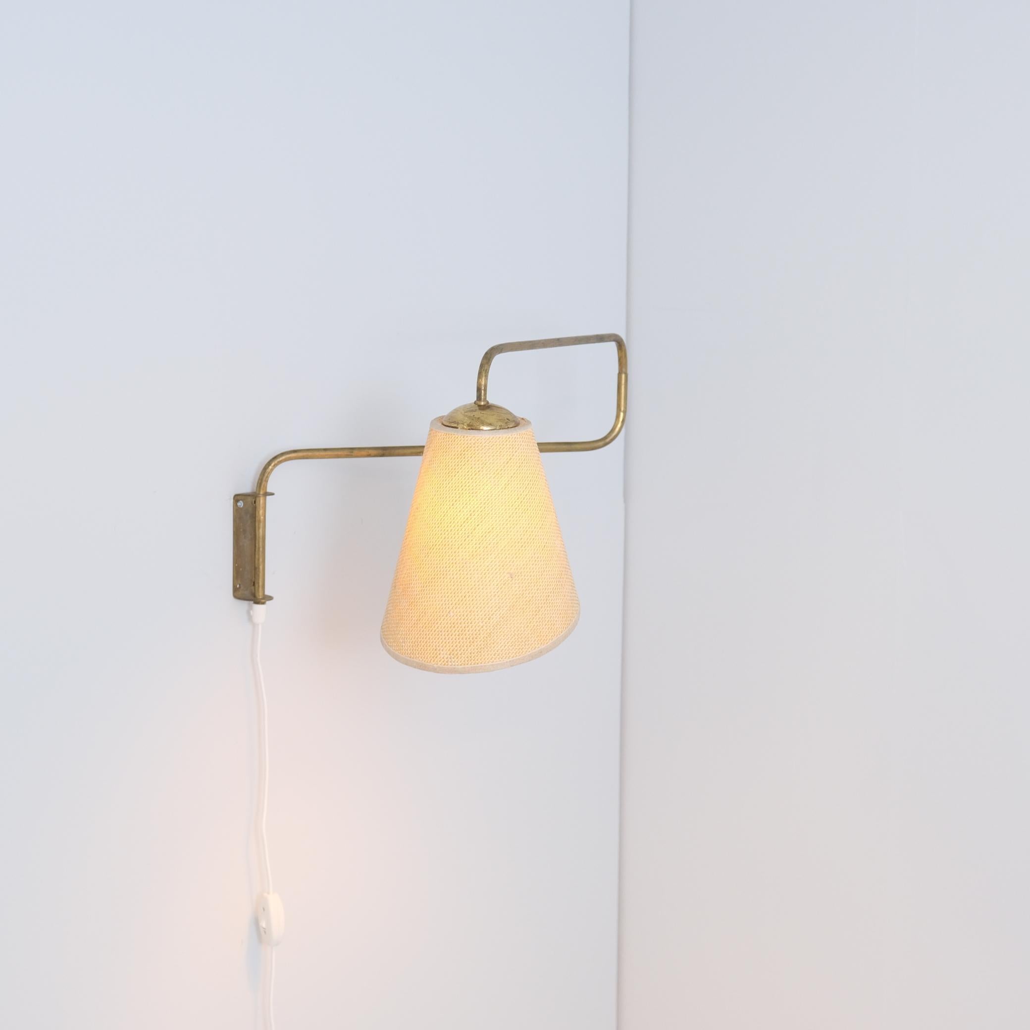 Lampe murale vintage à bras pivotant en laiton et lin, Valinte 1950s, Design/One en vente 3