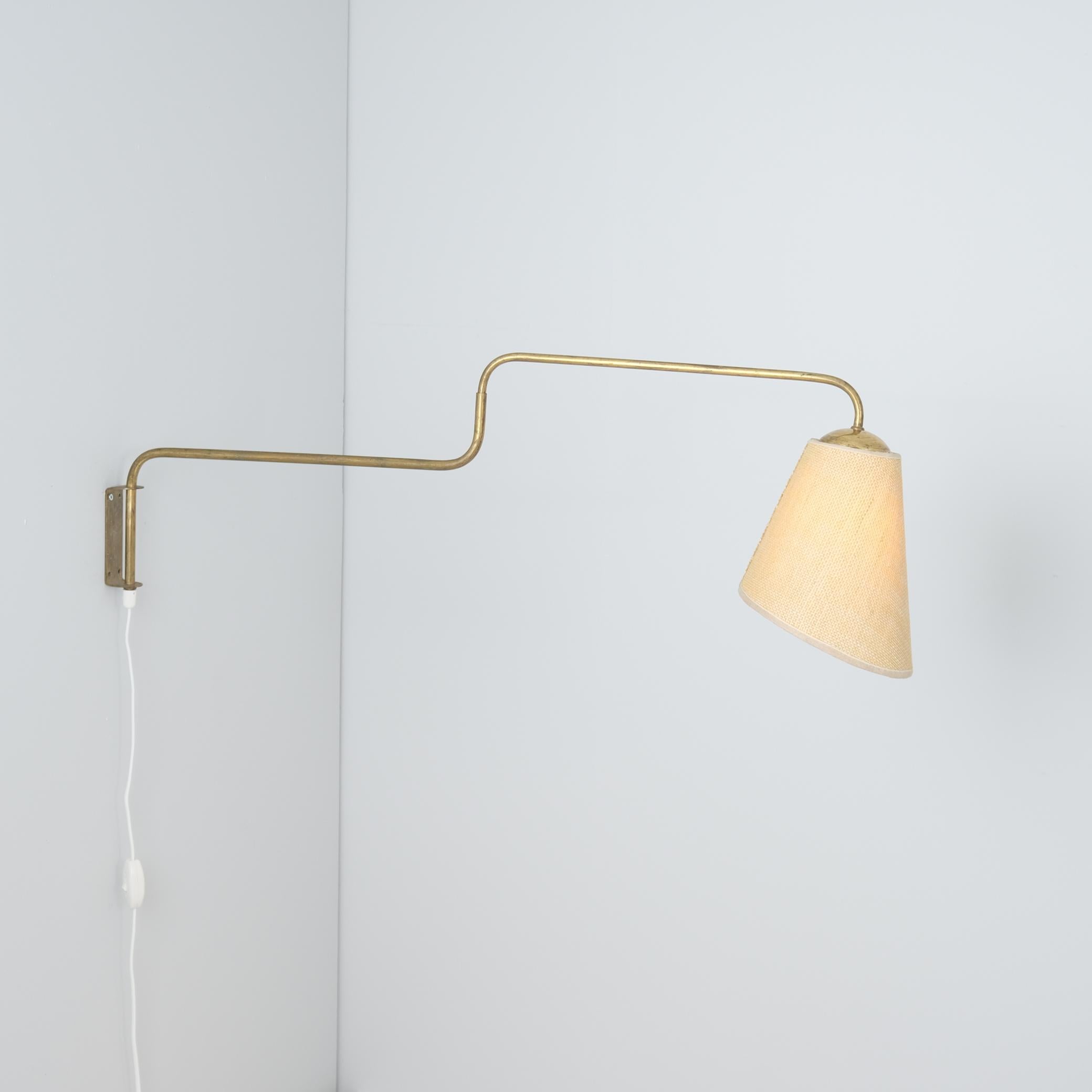 Lampe murale vintage à bras pivotant en laiton et lin, Valinte 1950s, Design/One en vente 5