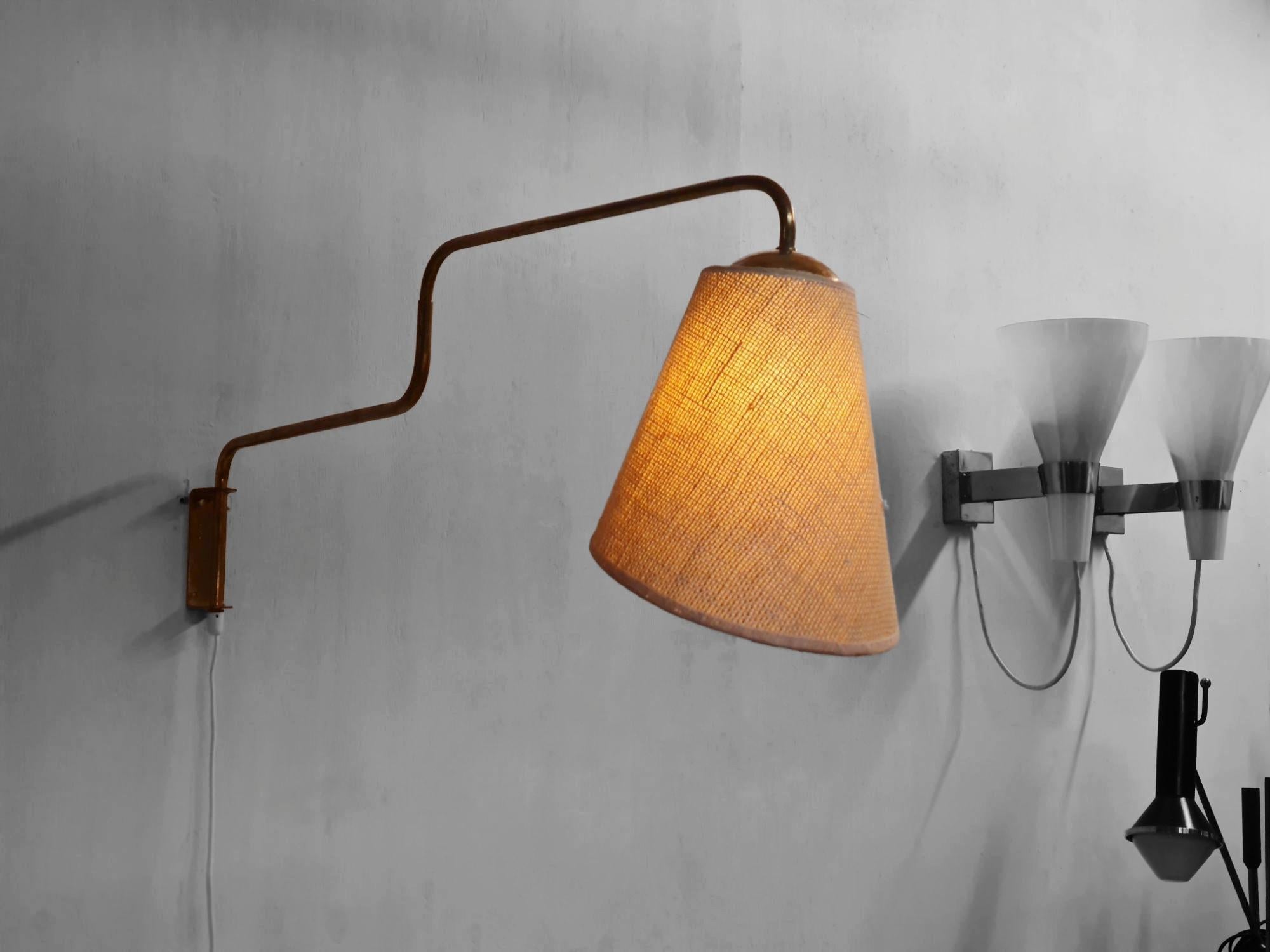Mid-Century moderno Lampada da parete a braccio rotante di design finlandese vintage in ottone e lino, Valinte 1950s in vendita