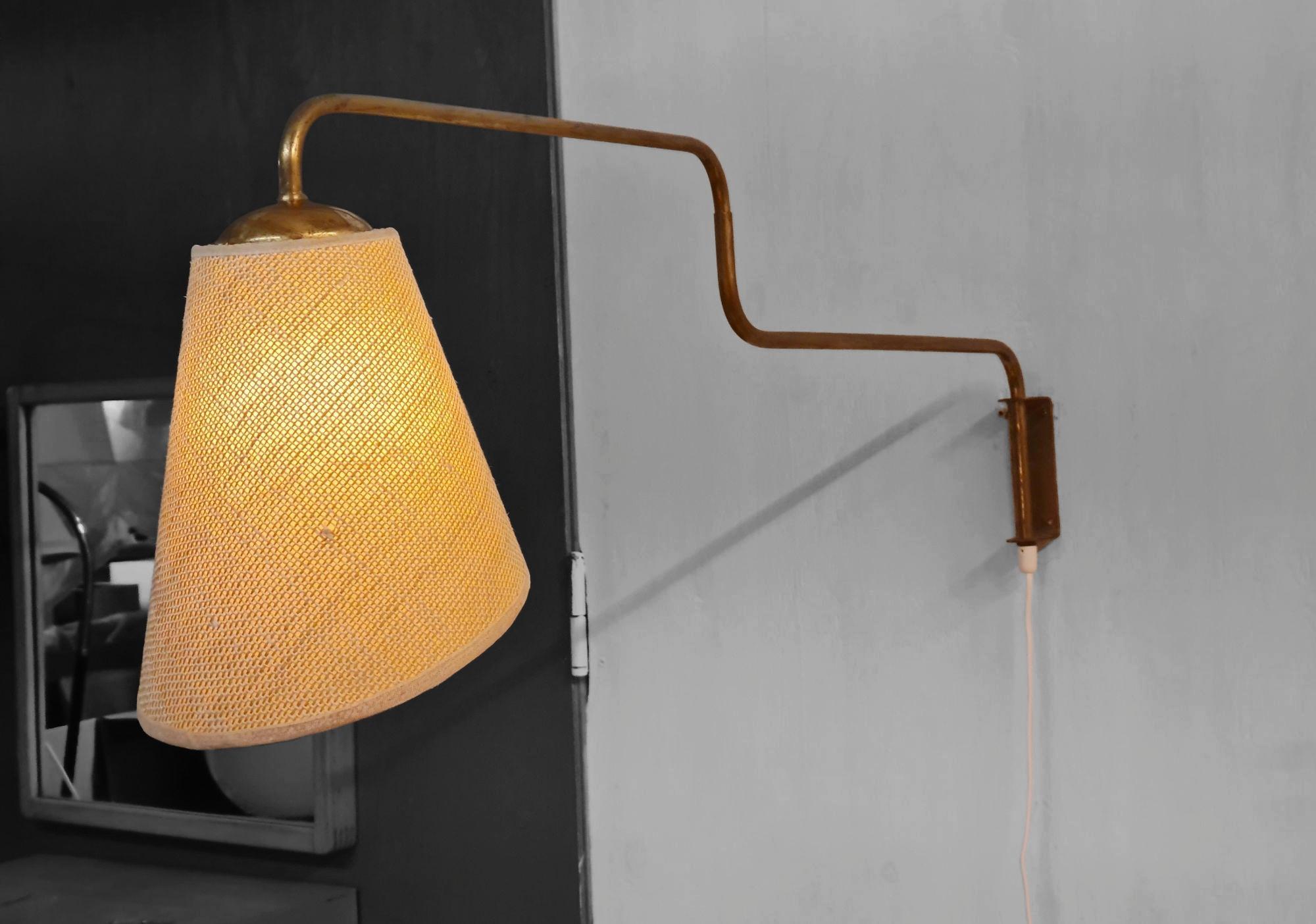 Finlandese Lampada da parete a braccio rotante di design finlandese vintage in ottone e lino, Valinte 1950s in vendita