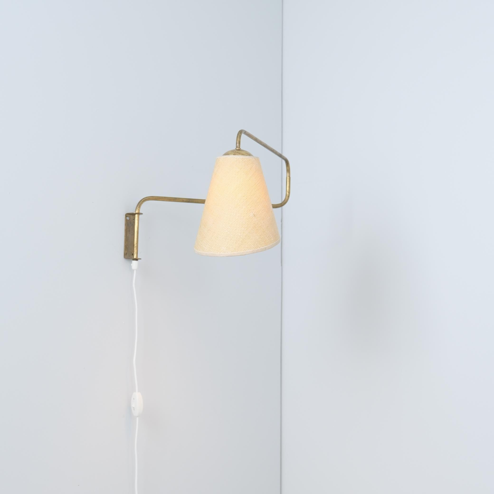 Finlandais Lampe murale vintage à bras pivotant en laiton et lin, Valinte 1950s, Design/One en vente