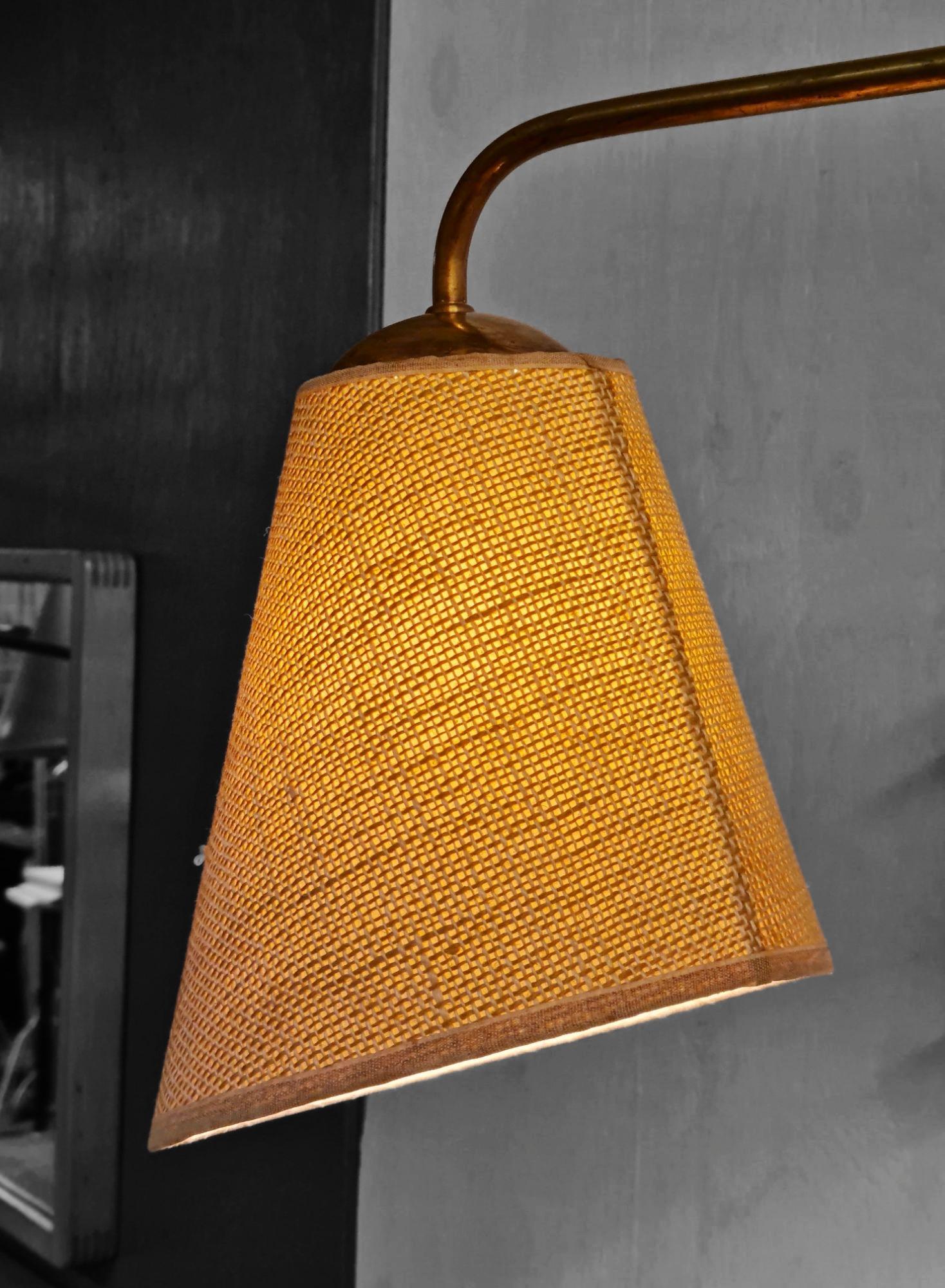 Lampada da parete a braccio rotante di design finlandese vintage in ottone e lino, Valinte 1950s In condizioni buone in vendita a Helsinki, FI