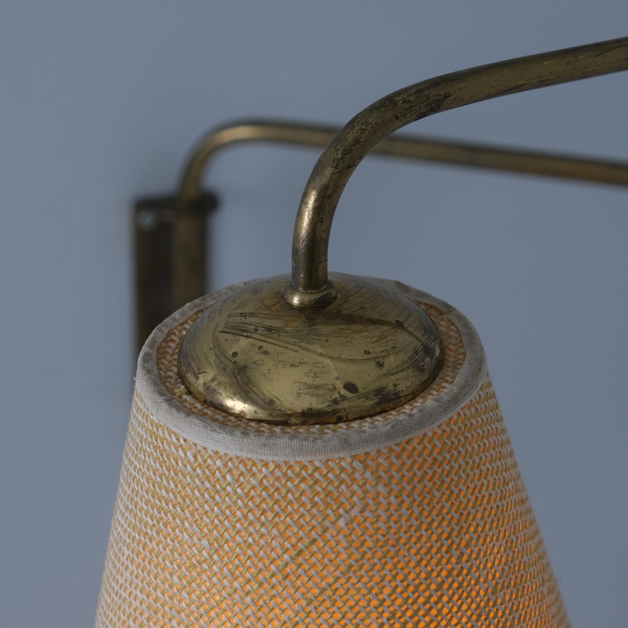Lampe murale vintage à bras pivotant en laiton et lin, Valinte 1950s, Design/One Bon état - En vente à Helsinki, FI