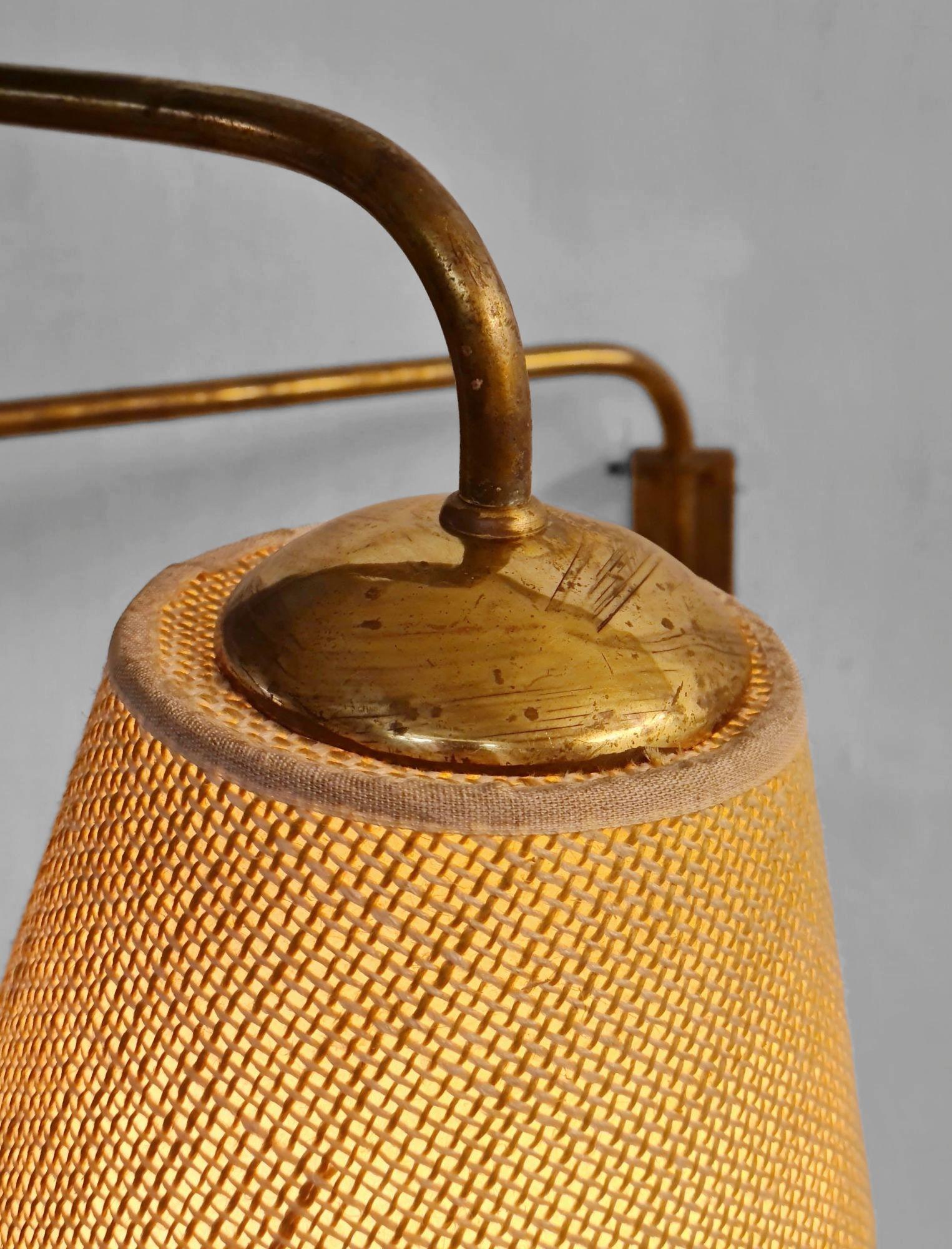 Metà XX secolo Lampada da parete a braccio rotante di design finlandese vintage in ottone e lino, Valinte 1950s in vendita