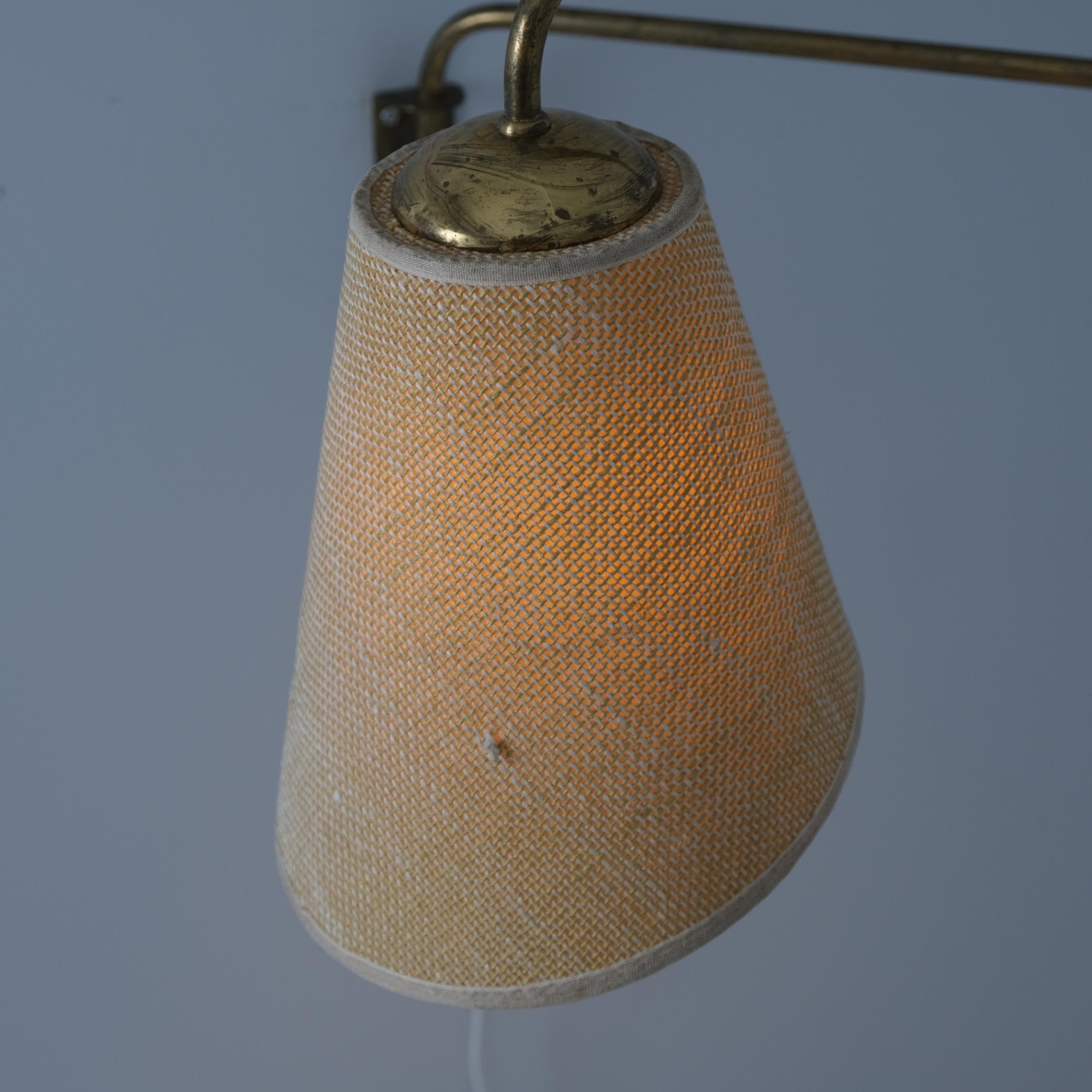 Milieu du XXe siècle Lampe murale vintage à bras pivotant en laiton et lin, Valinte 1950s, Design/One en vente