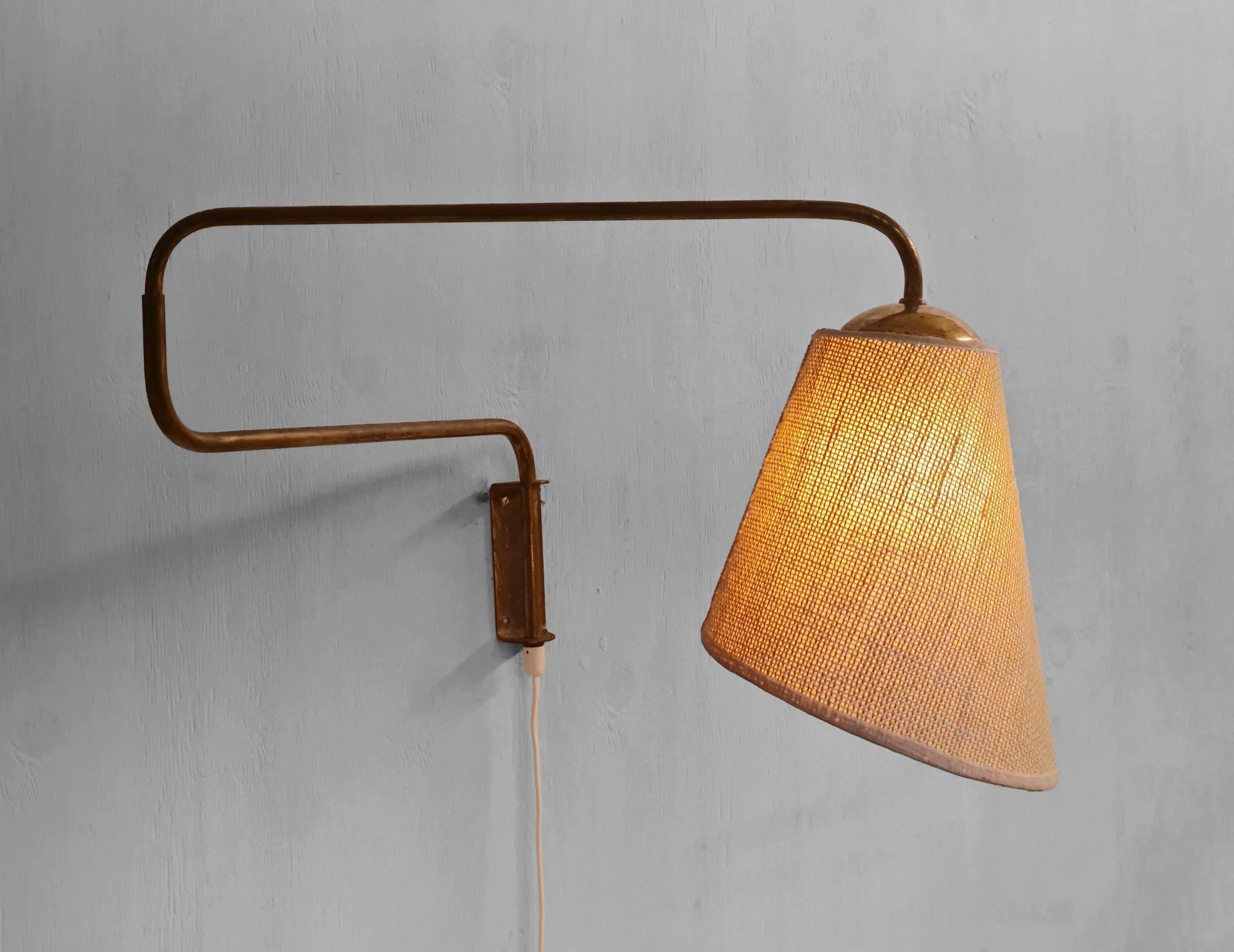 Ottone Lampada da parete a braccio rotante di design finlandese vintage in ottone e lino, Valinte 1950s in vendita