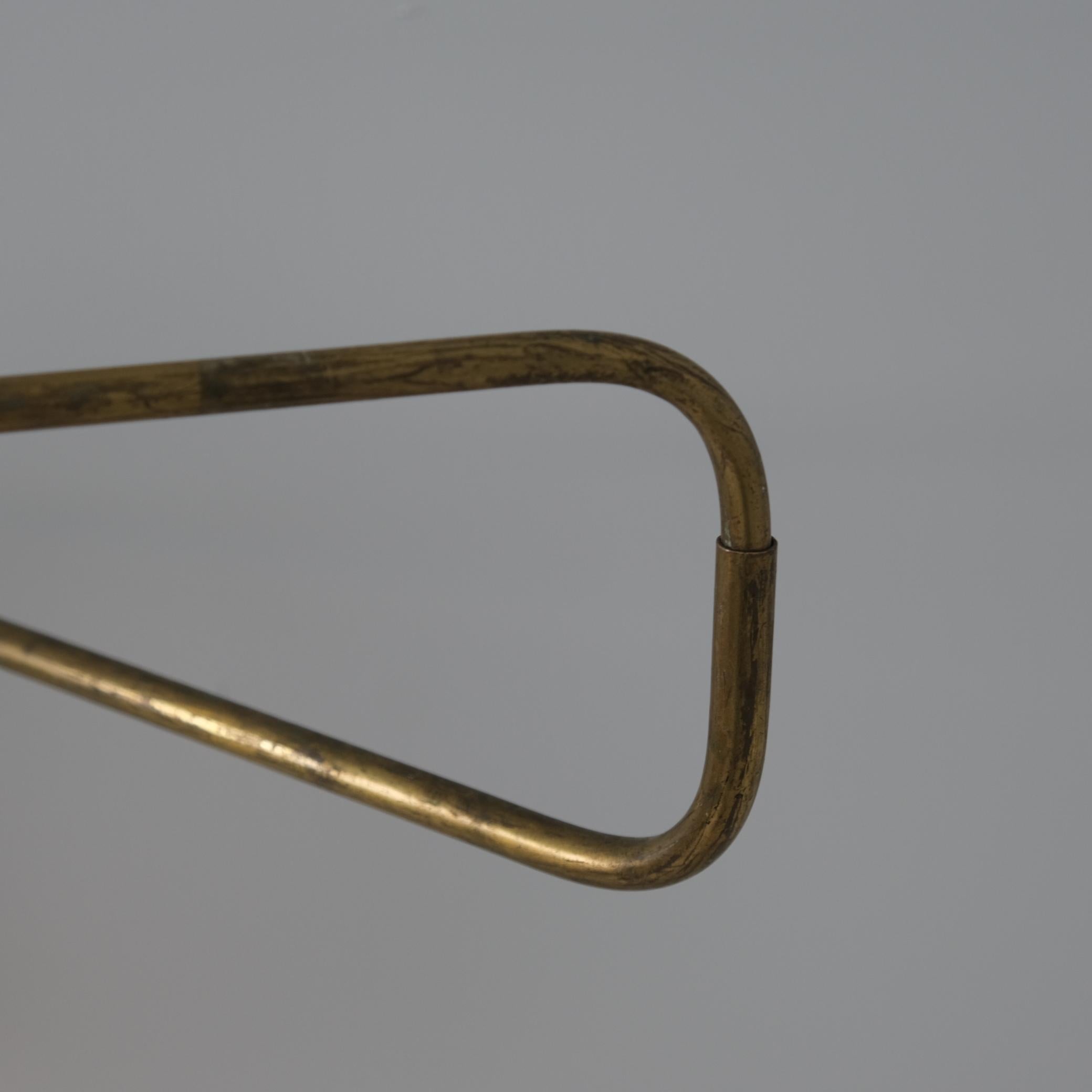 Laiton Lampe murale vintage à bras pivotant en laiton et lin, Valinte 1950s, Design/One en vente