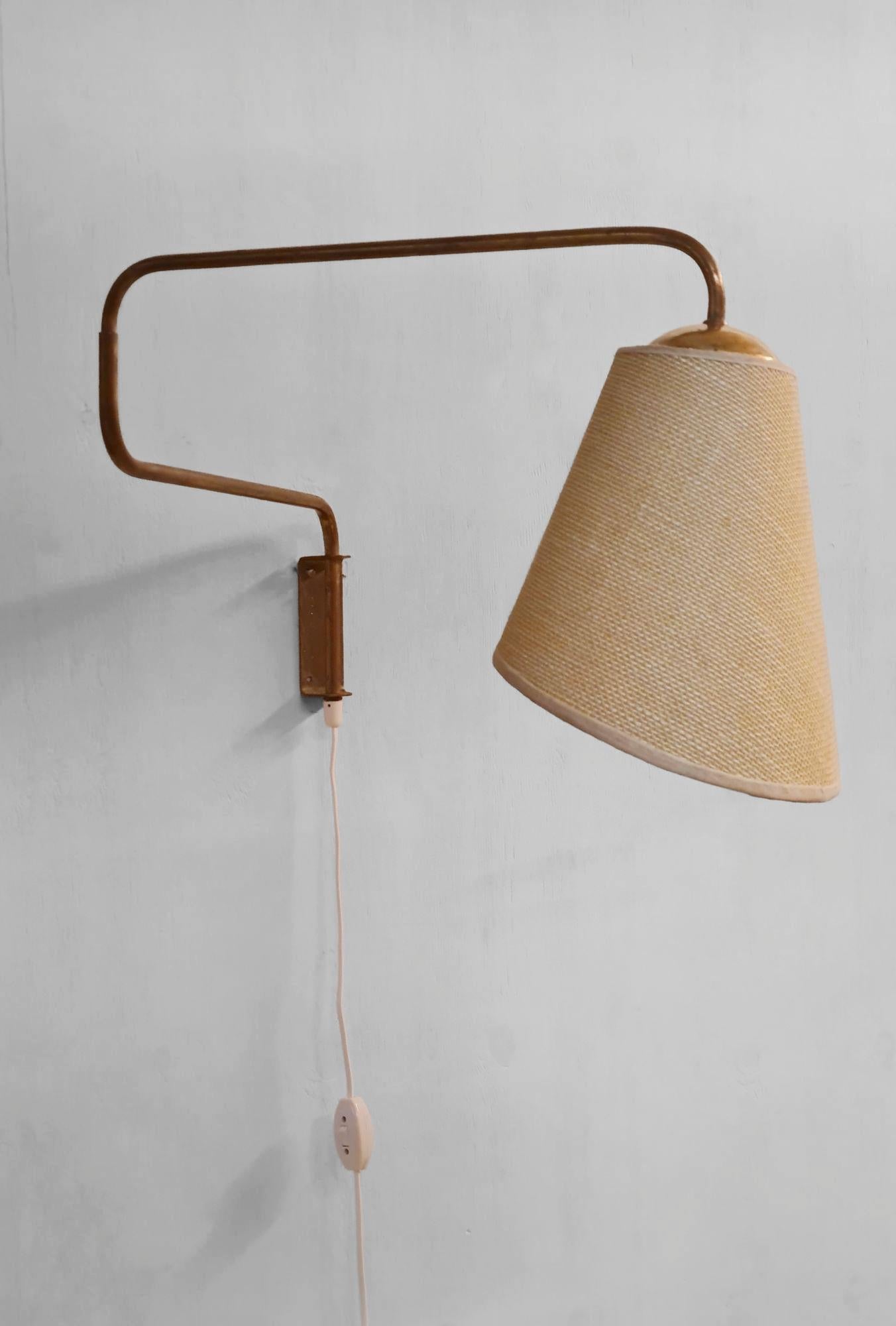 Lampada da parete a braccio rotante di design finlandese vintage in ottone e lino, Valinte 1950s in vendita 1