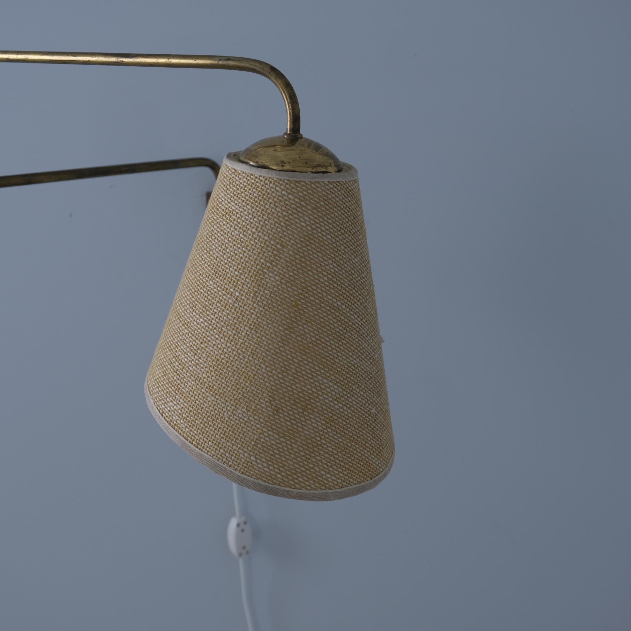 Lampe murale vintage à bras pivotant en laiton et lin, Valinte 1950s, Design/One en vente 1