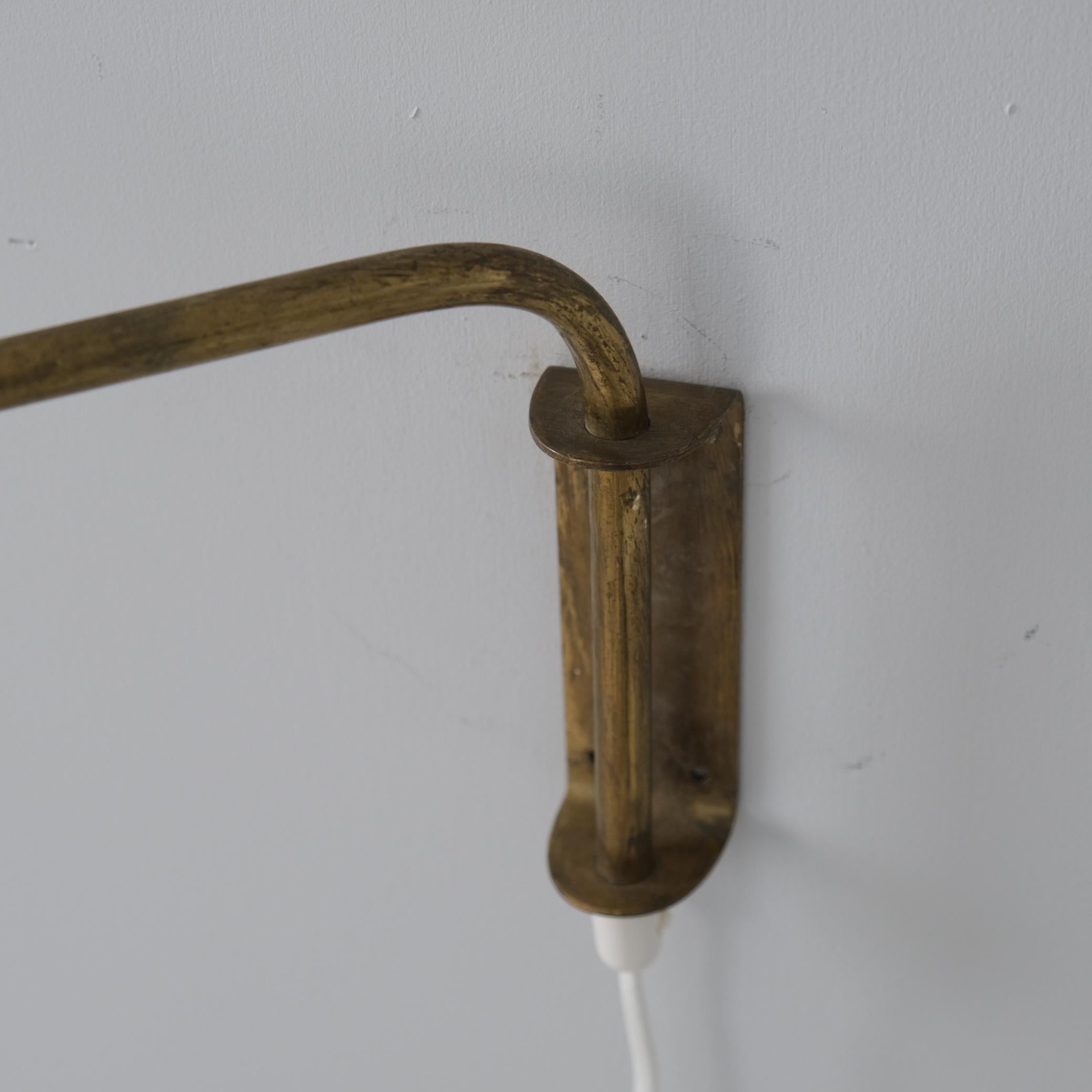 Lampe murale vintage à bras pivotant en laiton et lin, Valinte 1950s, Design/One en vente 2