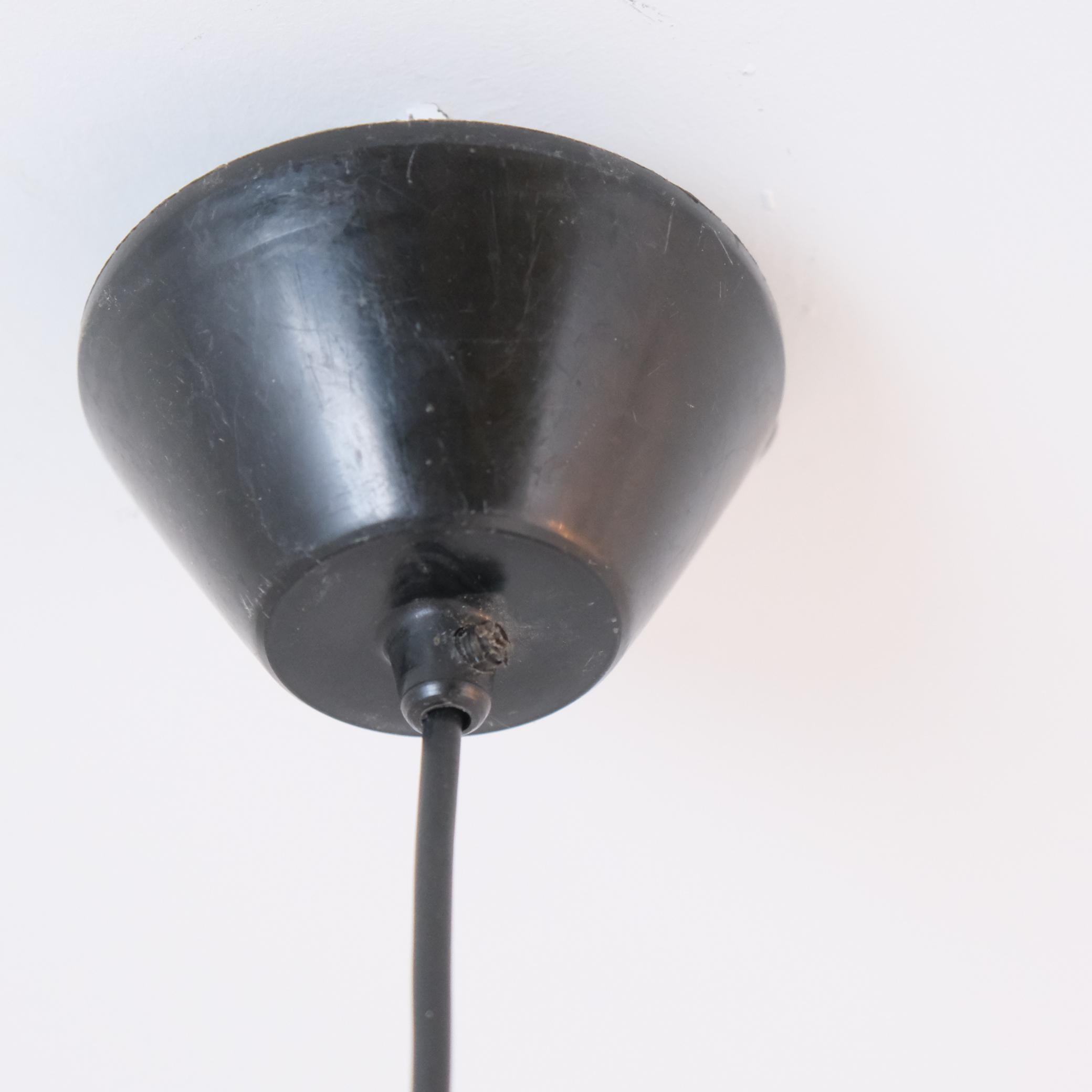 Pendat di design finlandese a doghe in ottone e vetro di fumo, Kai Ruokonen 1970s in vendita 4