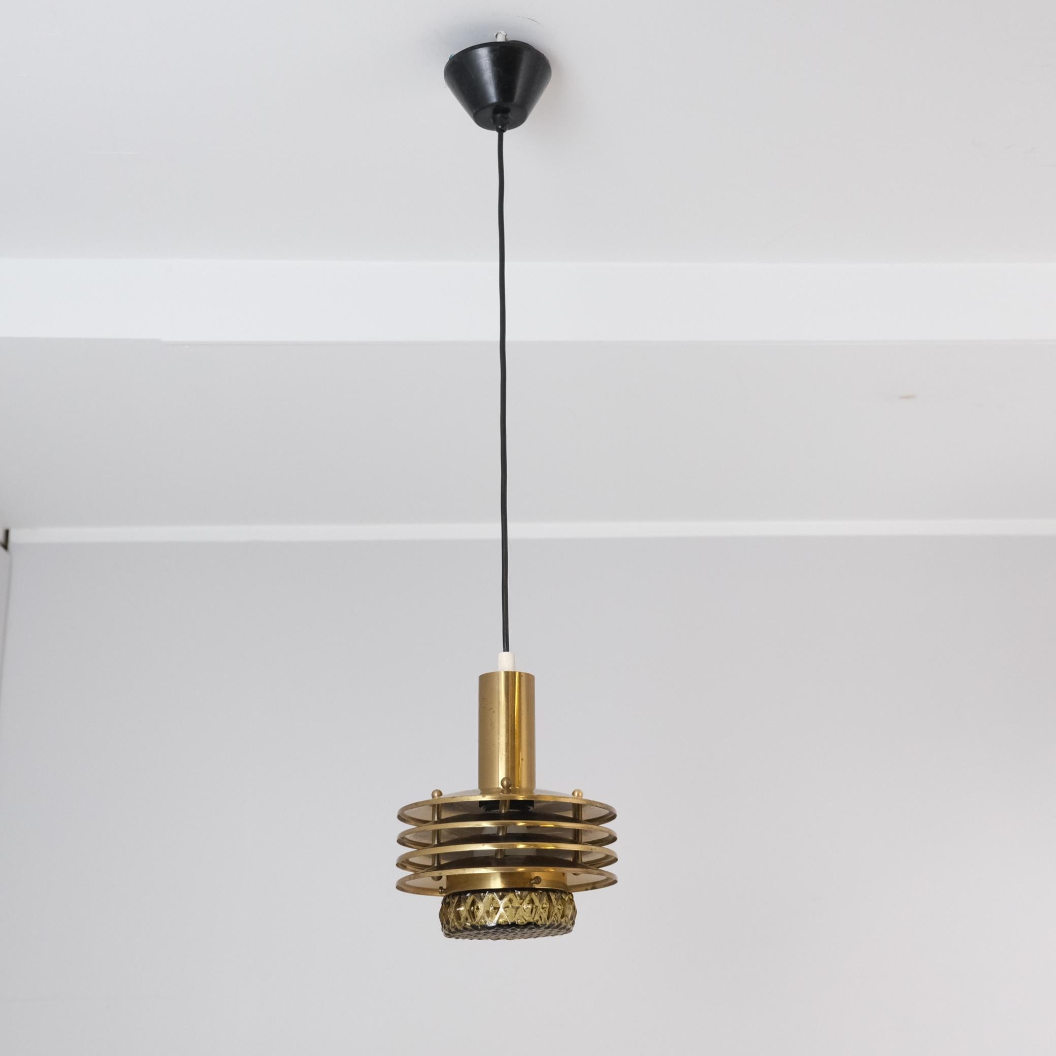 Pendat di design finlandese a doghe in ottone e vetro di fumo, Kai Ruokonen 1970s in vendita 5