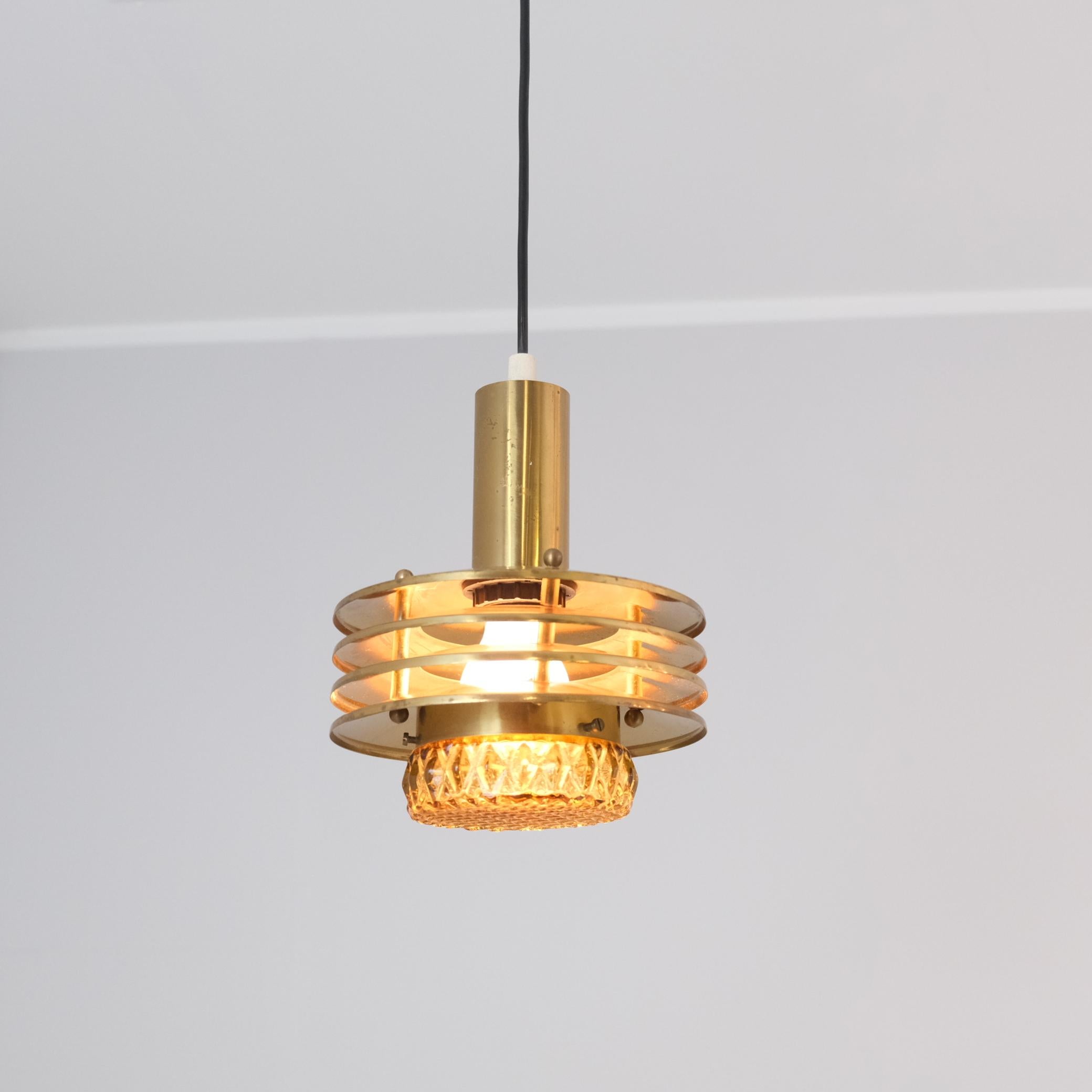 Mid-Century moderno Pendat di design finlandese a doghe in ottone e vetro di fumo, Kai Ruokonen 1970s in vendita