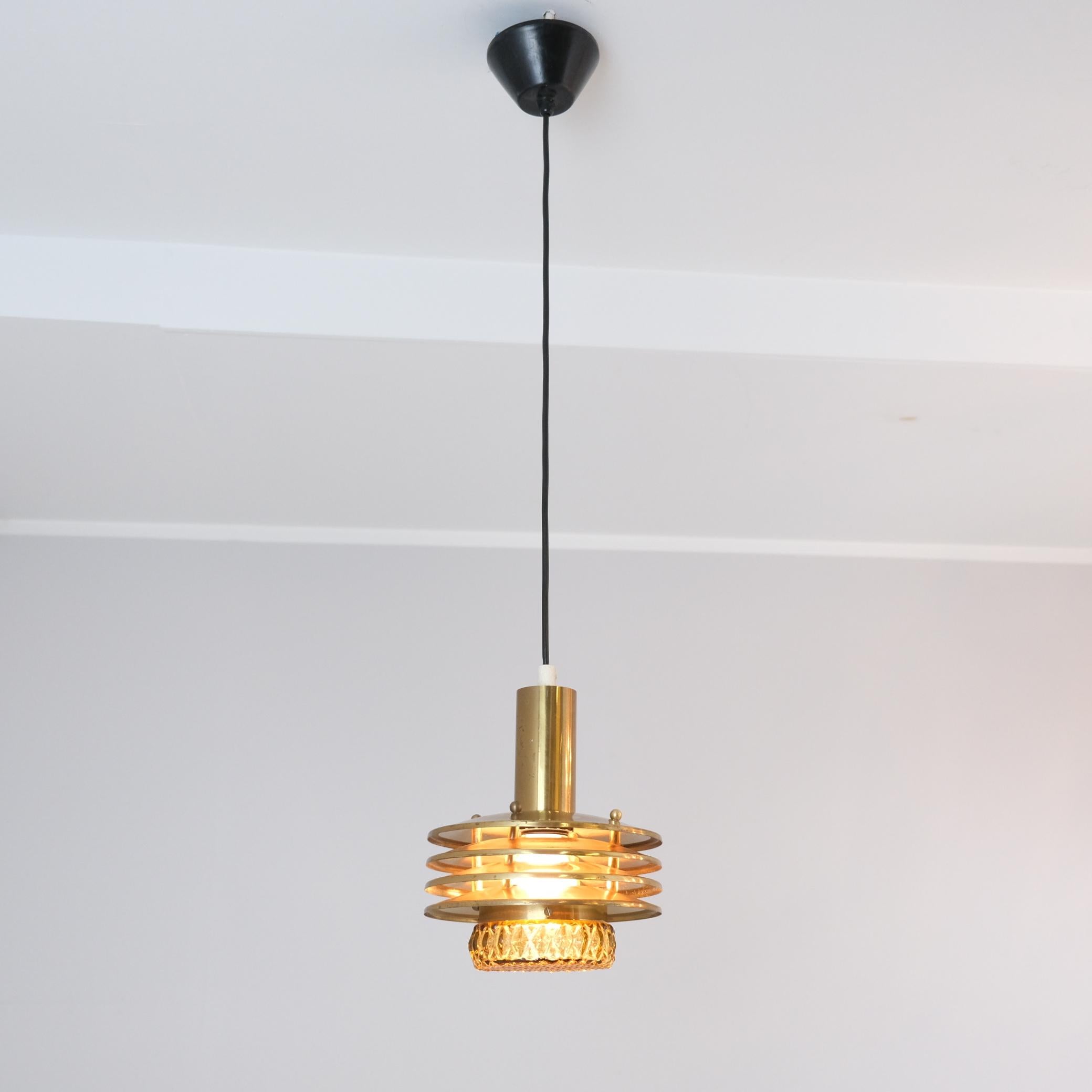 Finlandese Pendat di design finlandese a doghe in ottone e vetro di fumo, Kai Ruokonen 1970s in vendita